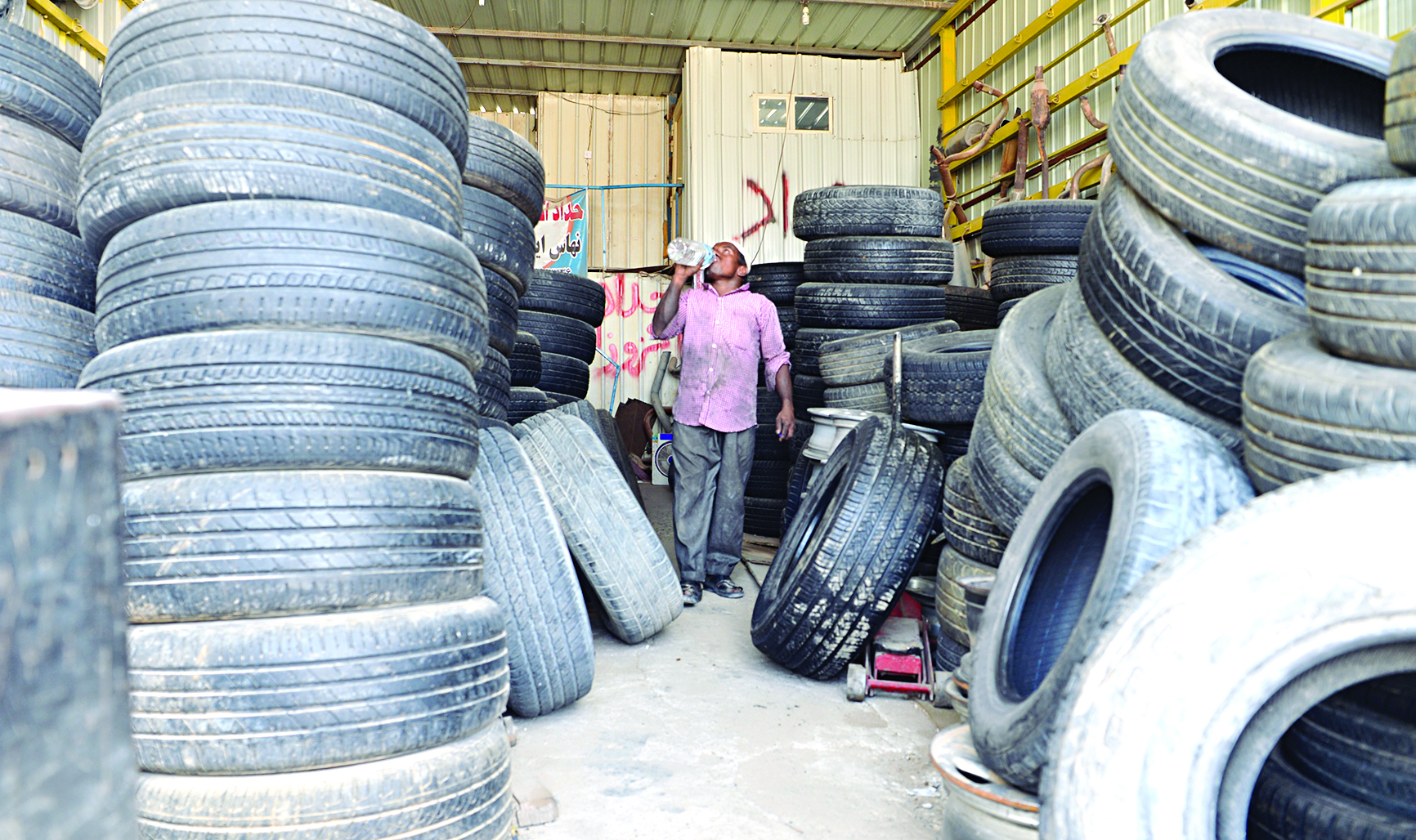 إطارات مستهلكة في محل تهدد سلامته