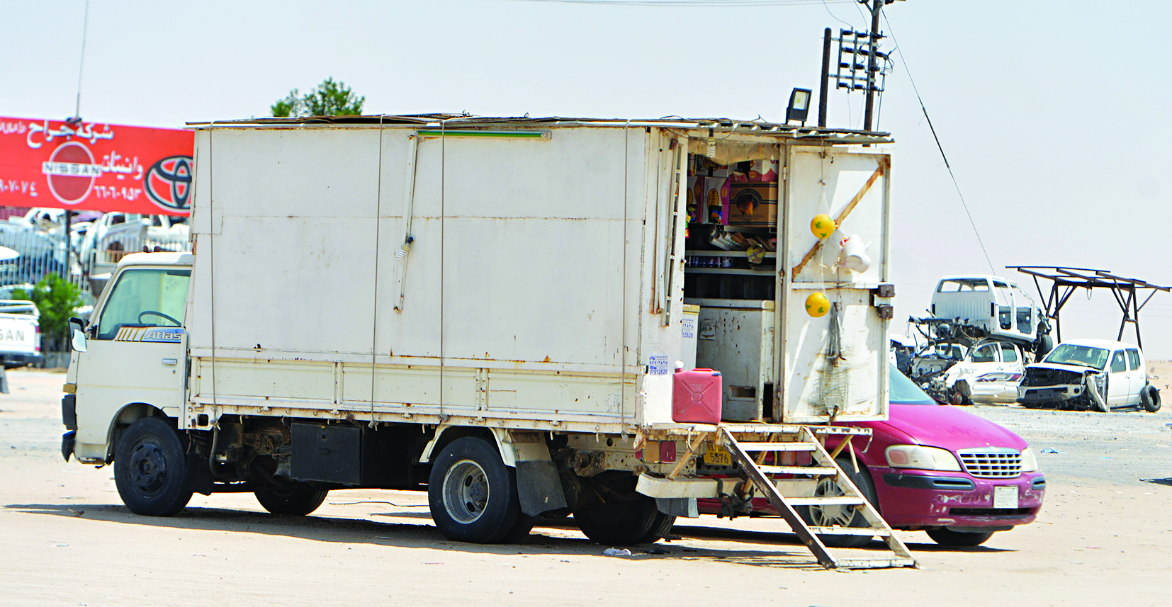 بقالة متنقلة تؤمن مستلزمات العمالة في غياب الخدمات