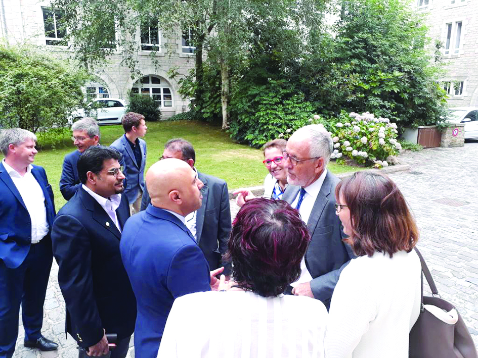 u0627u0644u0633u0641u064au0631 u0627u0644u0633u0644u064au0645u0627u0646 u0645u0639 u0639u062fu062f u0645u0646 u0645u0633u0624u0648u0644u064a u0627u0644u0625u0642u0644u064au0645