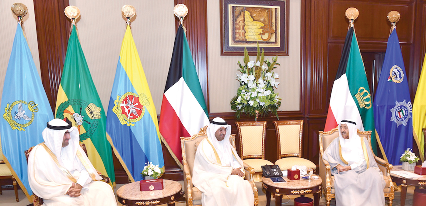 صاحب السمو خلال استقباله الوزيرين الحجرف والروضان