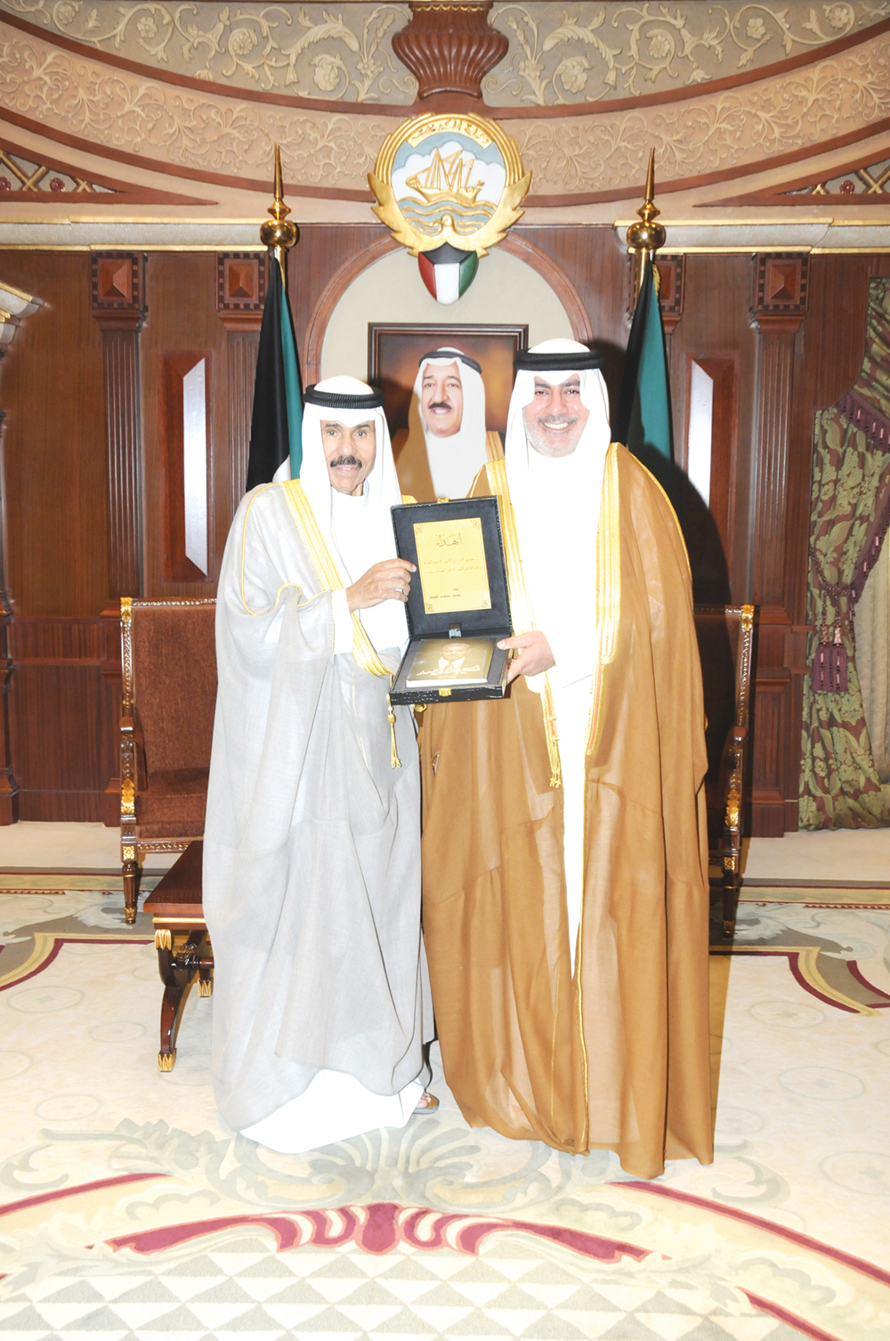 ولي العهد متلقياً ديوان الشاعر يوسف الشطي