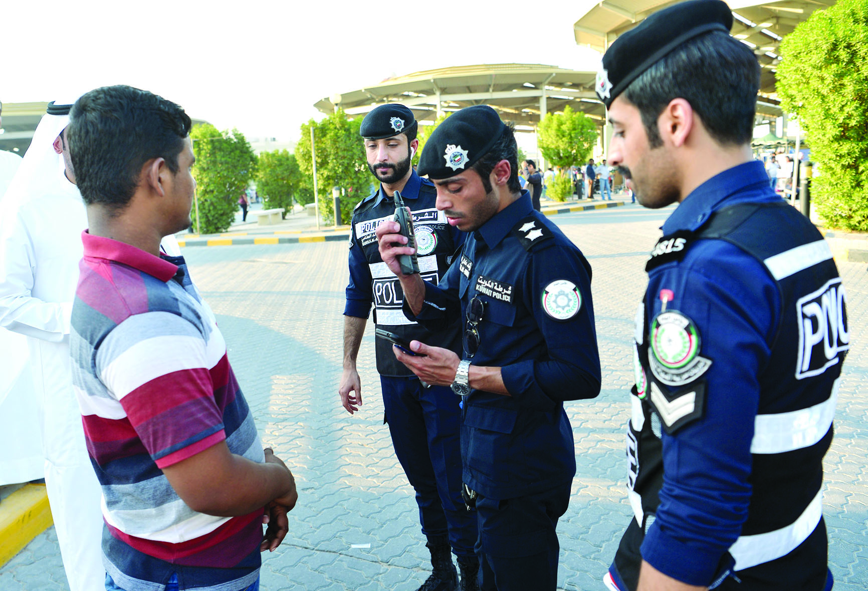 مساندة من رجال «الداخلية» للتدقيق والاستعلام عن العمالة
