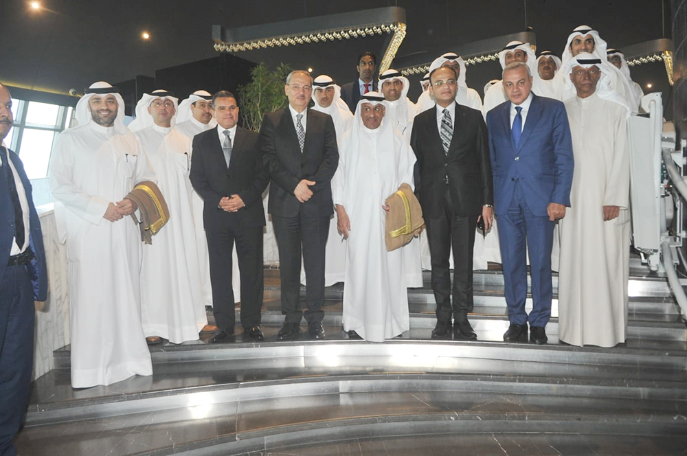 العسعوسي وصادق يتوسطان المحامين العامين                                   	                      (تصوير سعد هنداوي)