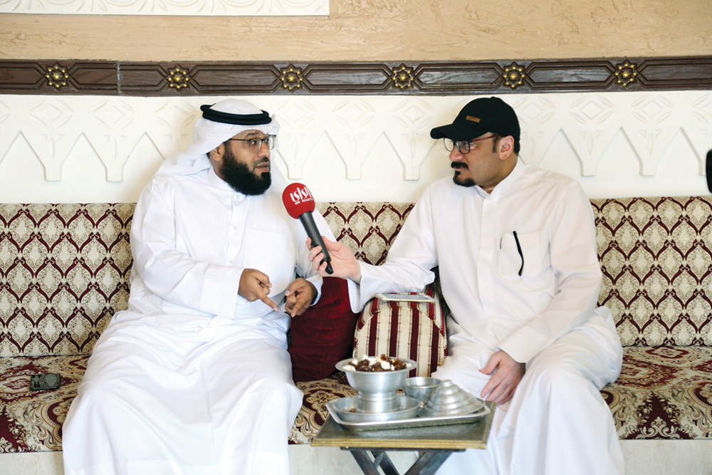 مشعل العنزي يتحدث للزميل ناصر الفرحان