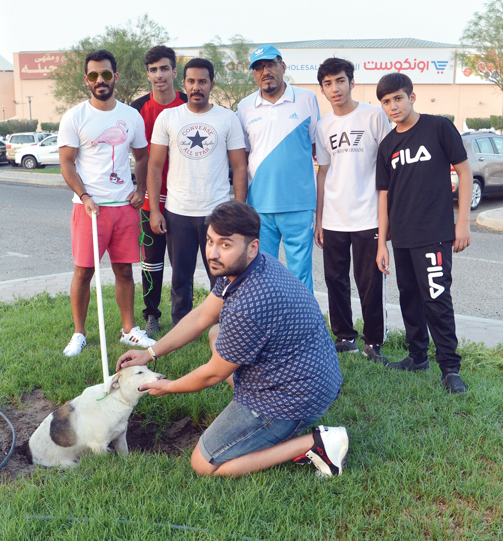 أعضاء الجمعية لدى معالجة أحد الكلاب 