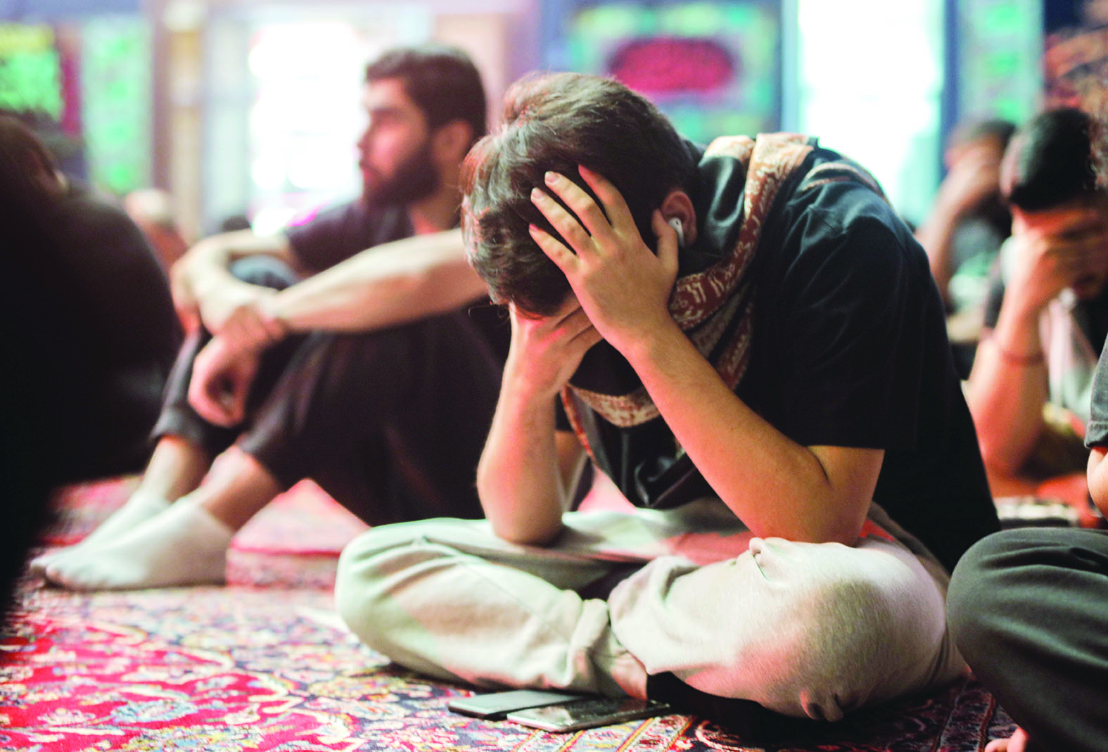 شبان أثناء تلاوة السيرة الحسينية 