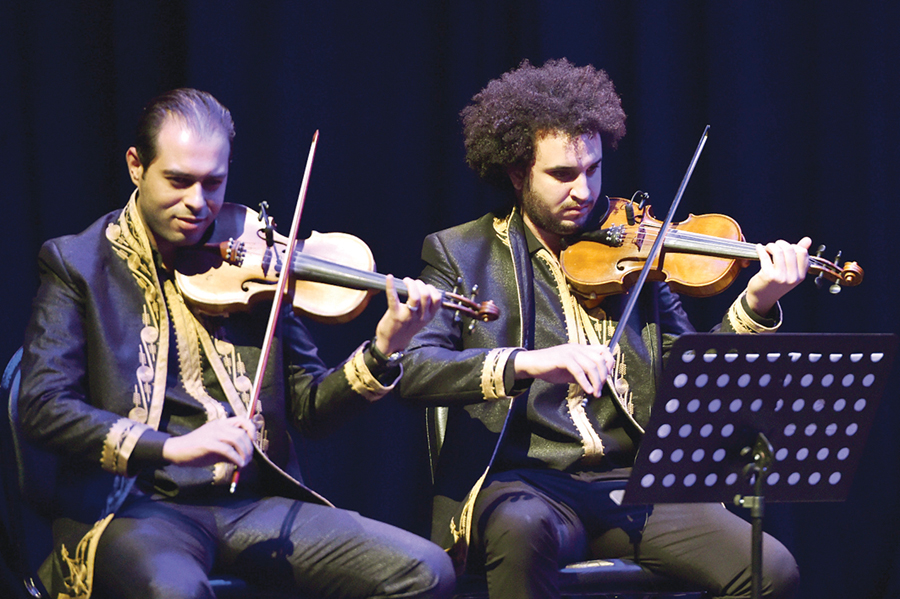 عزف على الكمان 