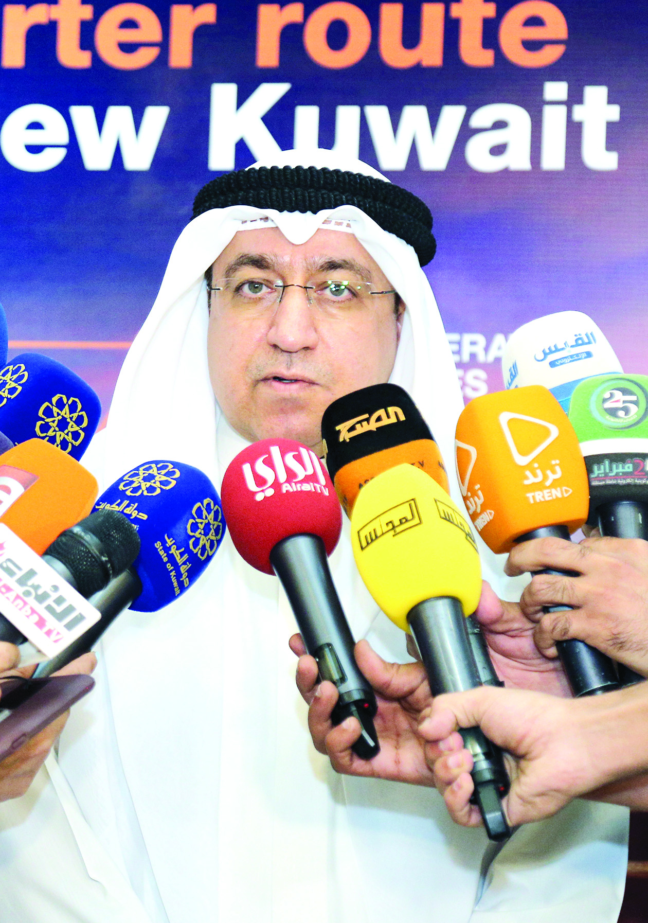 بوشهري متحدثاً للصحافيين