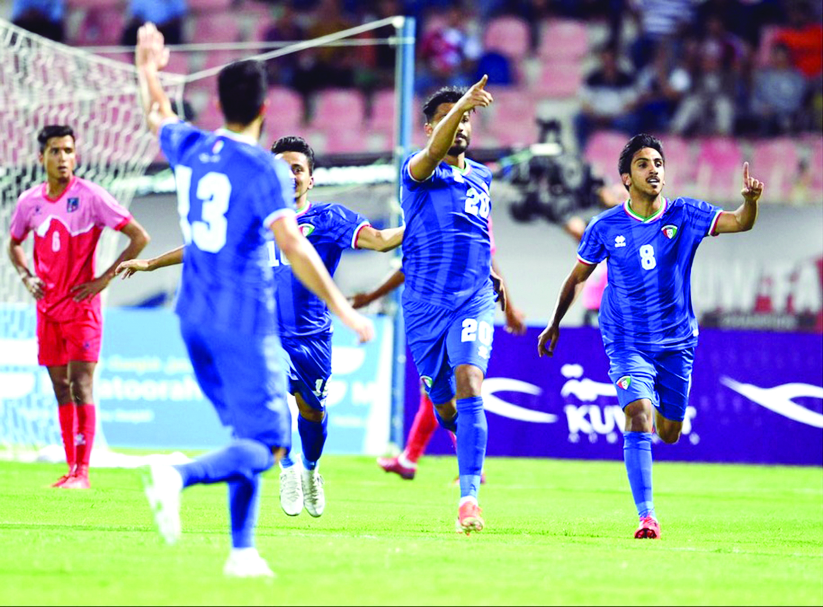 u064au0648u0633u0641 u0646u0627u0635u0631 u0645u062du062au0641u0644u0627u064b u0645u0639 u0632u0645u0644u0627u0626u0647 u0628u0647u062fu0641u0647 u0627u0644u0623u0648u0644 u0641u064a u0645u0631u0645u0649 u0646u064au0628u0627u0644 