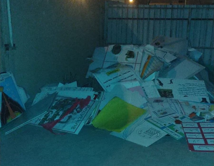 صور الأوراق وقد تم إدخالها داخل المدرسة