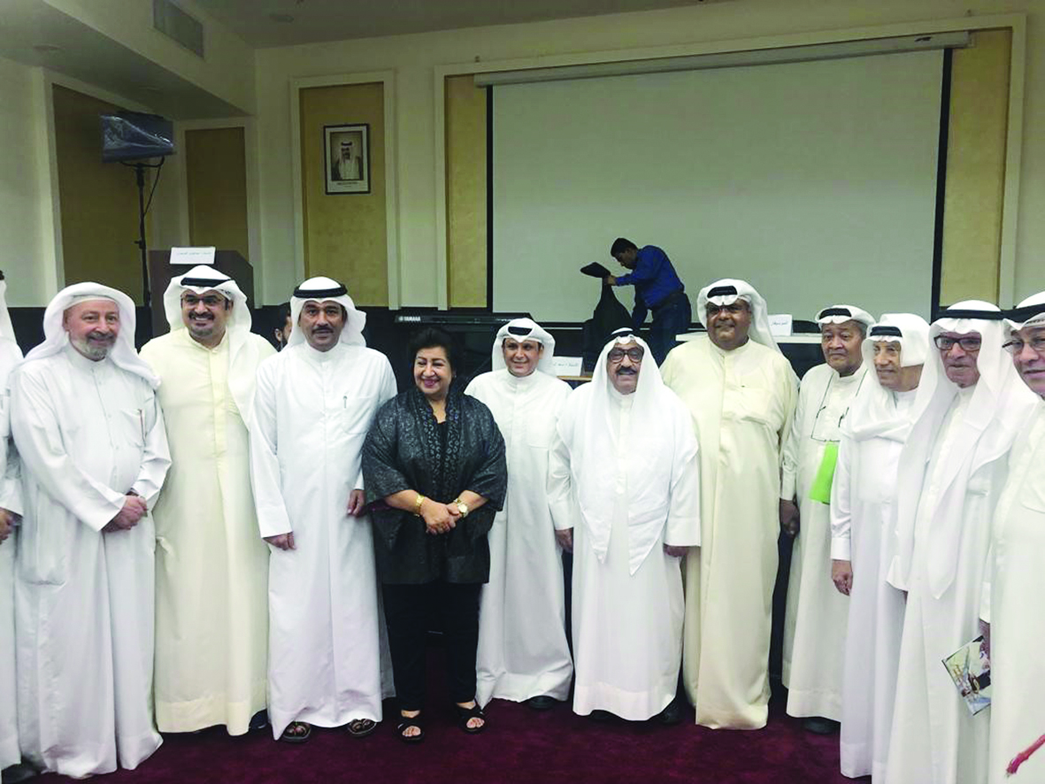 أنور عبدالله مع «شادي الخليج» وأعضاء الرابطة 