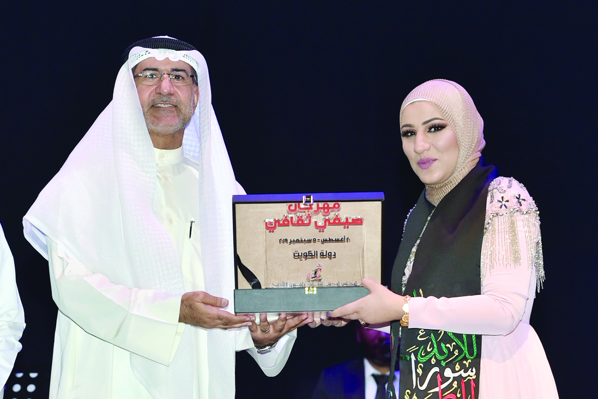 الأنصاري مكرّماً شرارة 