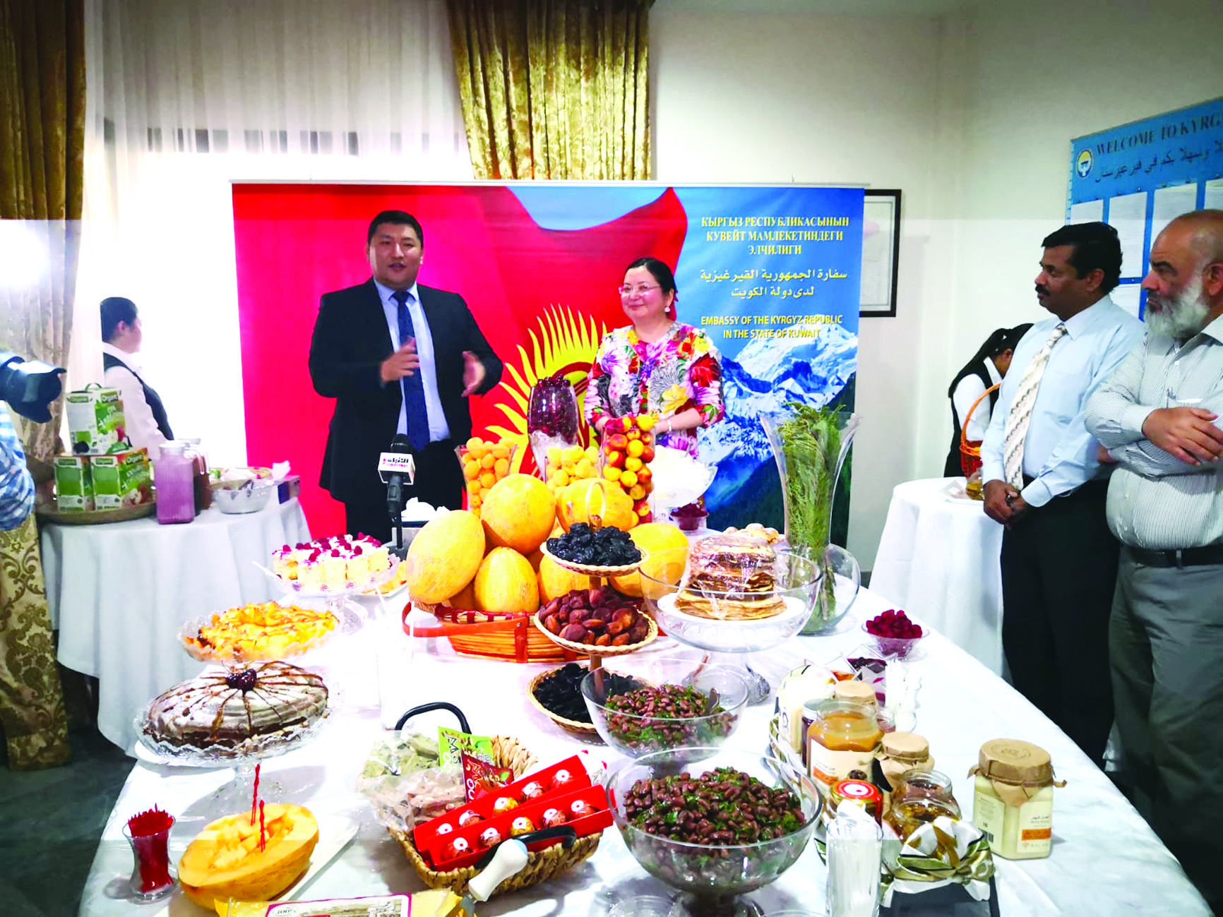 u0627u0644u0633u0641u064au0631u0629 u0623u062fu0627u0645u0642u0648u0644u0648u0641u0627 u0645u0639 u0627u0644u0642u0646u0635u0644 u0627u0644u0642u064au0631u063au064au0632u064a u0623u0645u0627u0645 u0628u0639u0636 u0627u0644u0645u0646u062au062cu0627u062a u0641u064a u0627u0644u0645u0639u0631u0636