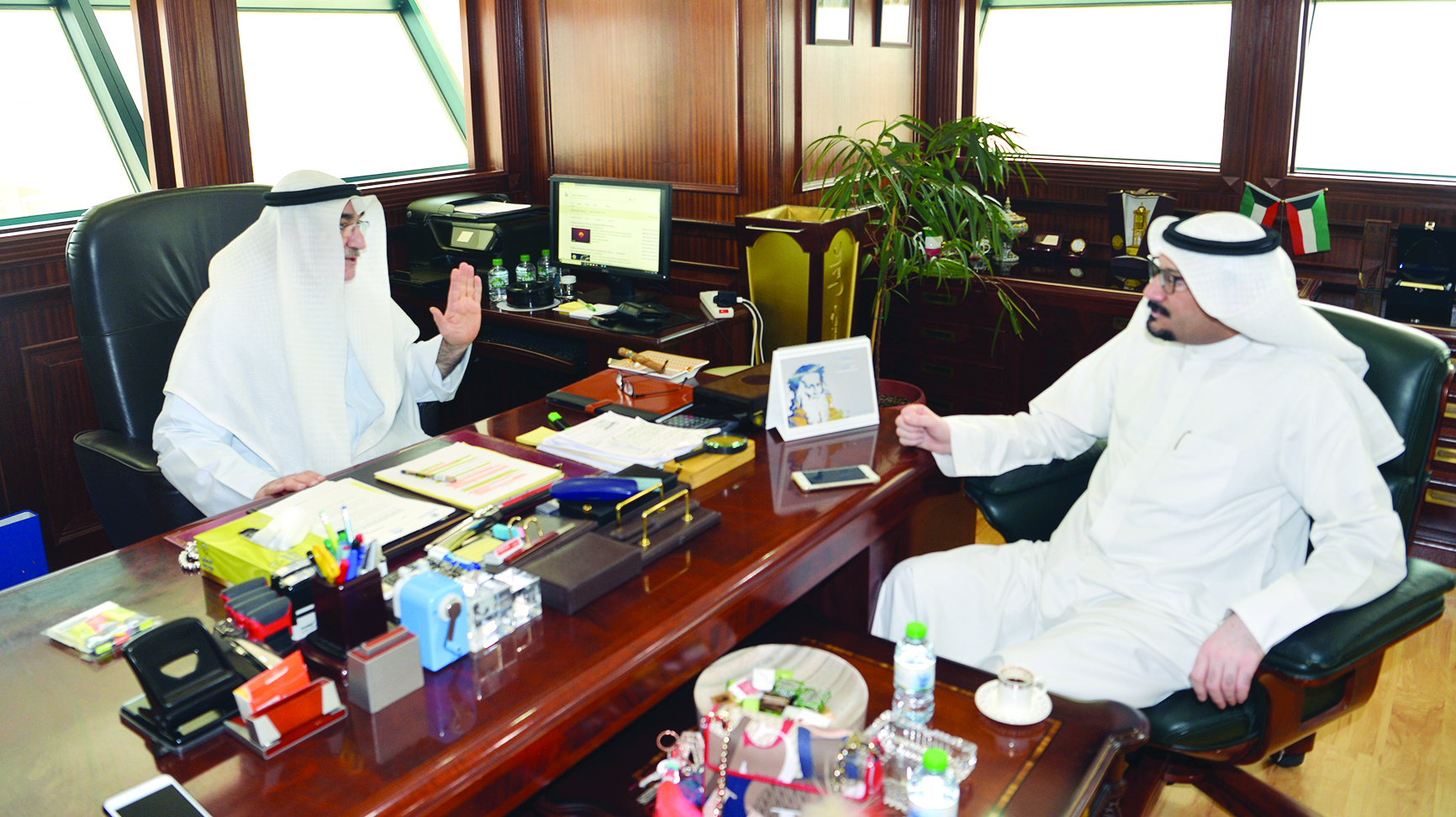 دشتي يتحدث للزميل ناصر الفرحان	 (تصوير نايف العقلة)