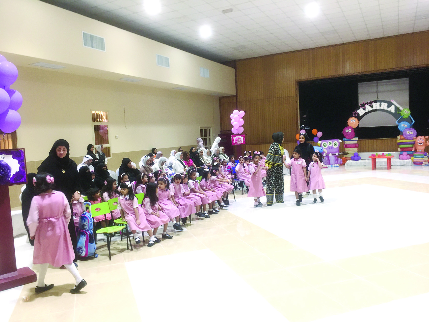 طالبات الصف الأول... في اليوم الأول للدراسة 