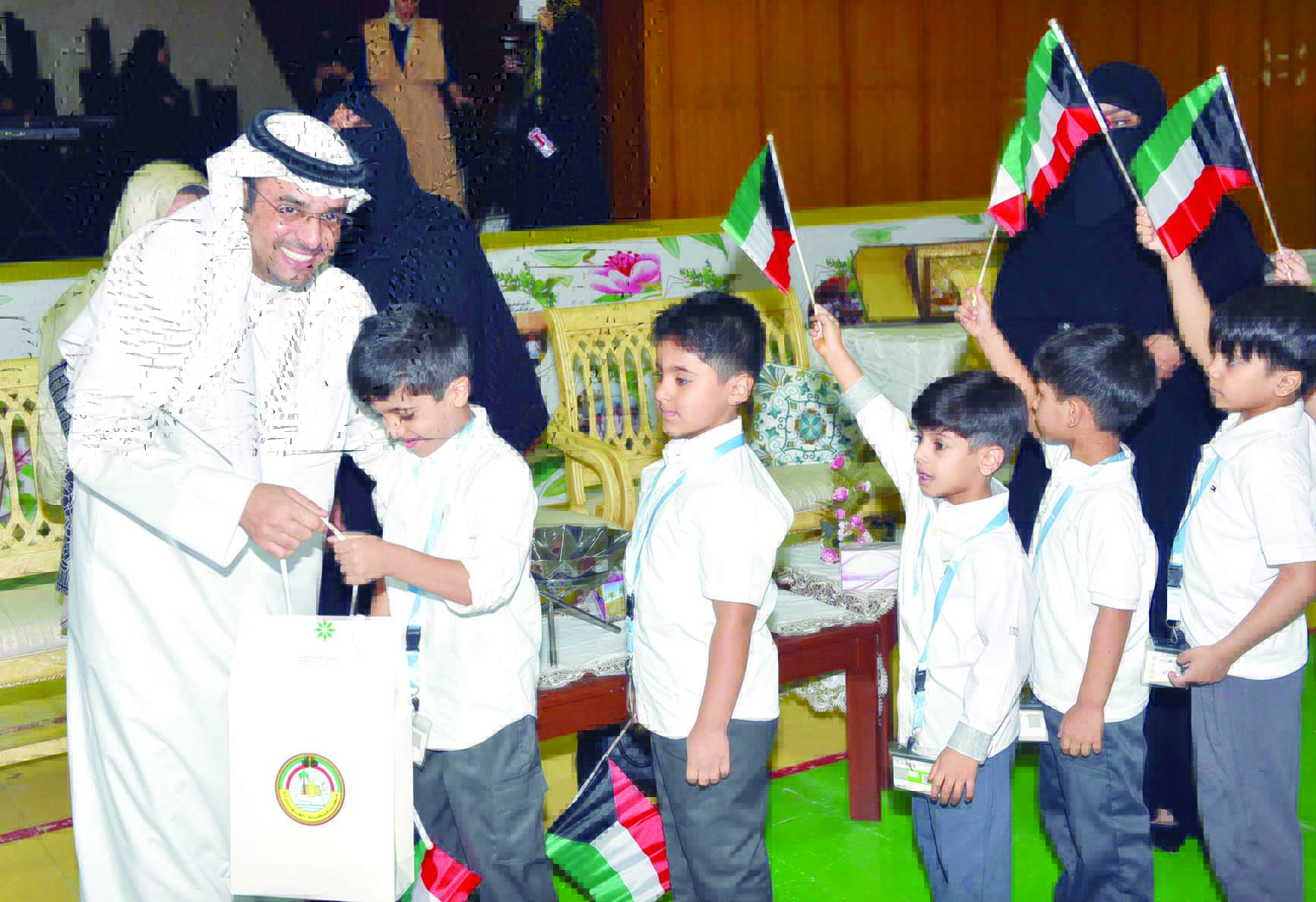 ناصر الحجرف موزعاً الهدايا على التلاميذ