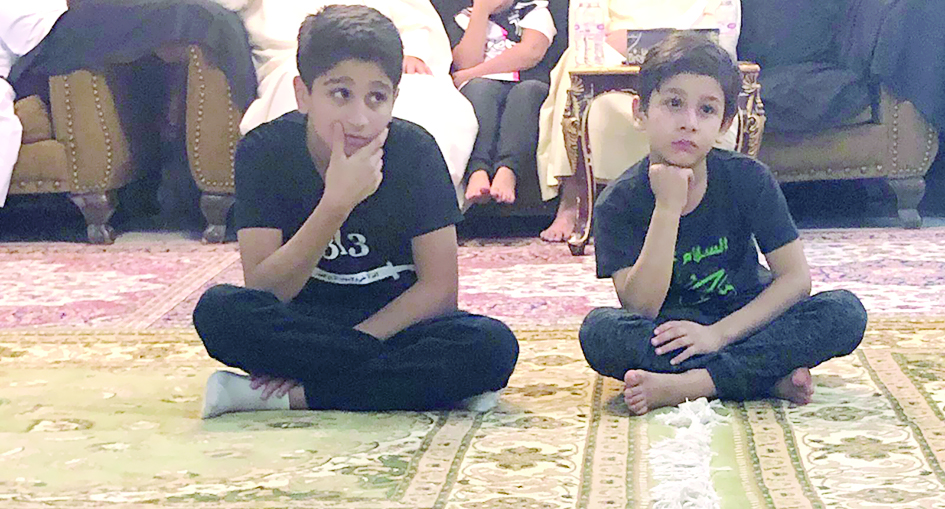 طفلان في حسينية الصديقة الشهيدة