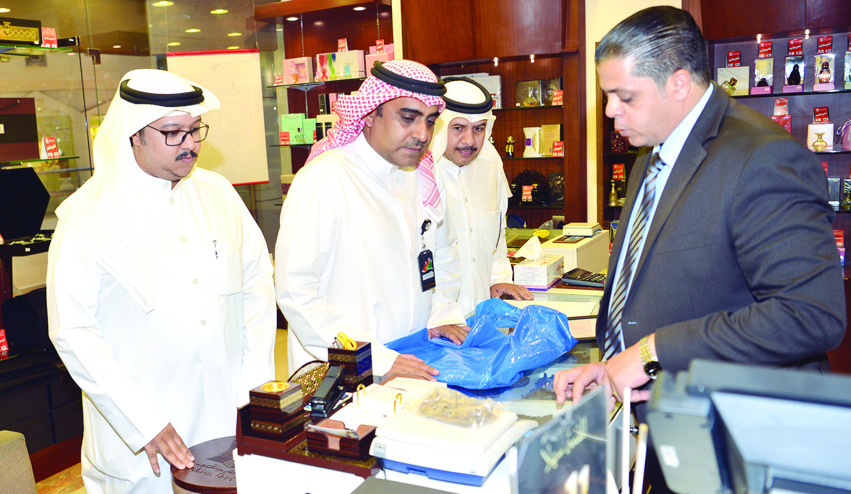 الأنصاري يدقق على وزن إحدى السلع