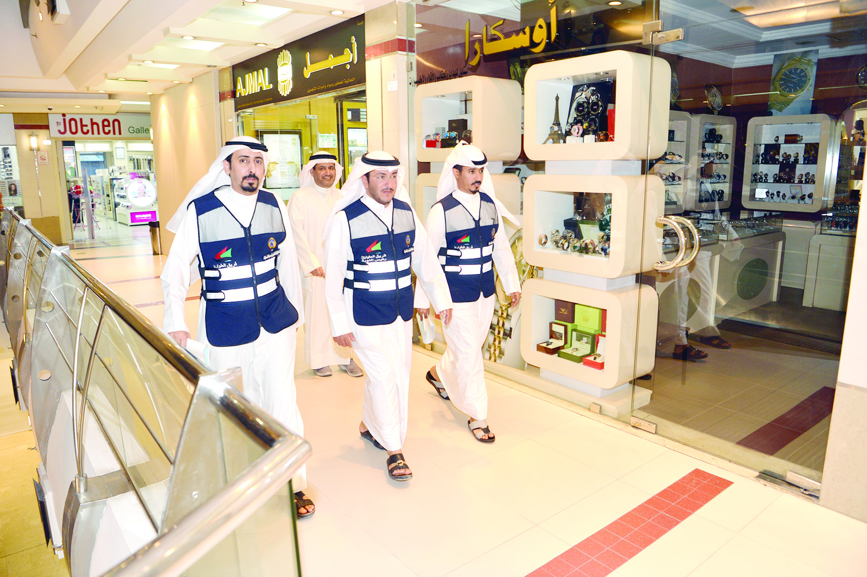 فريق الطوارئ جائلاً في أحد المجمعات