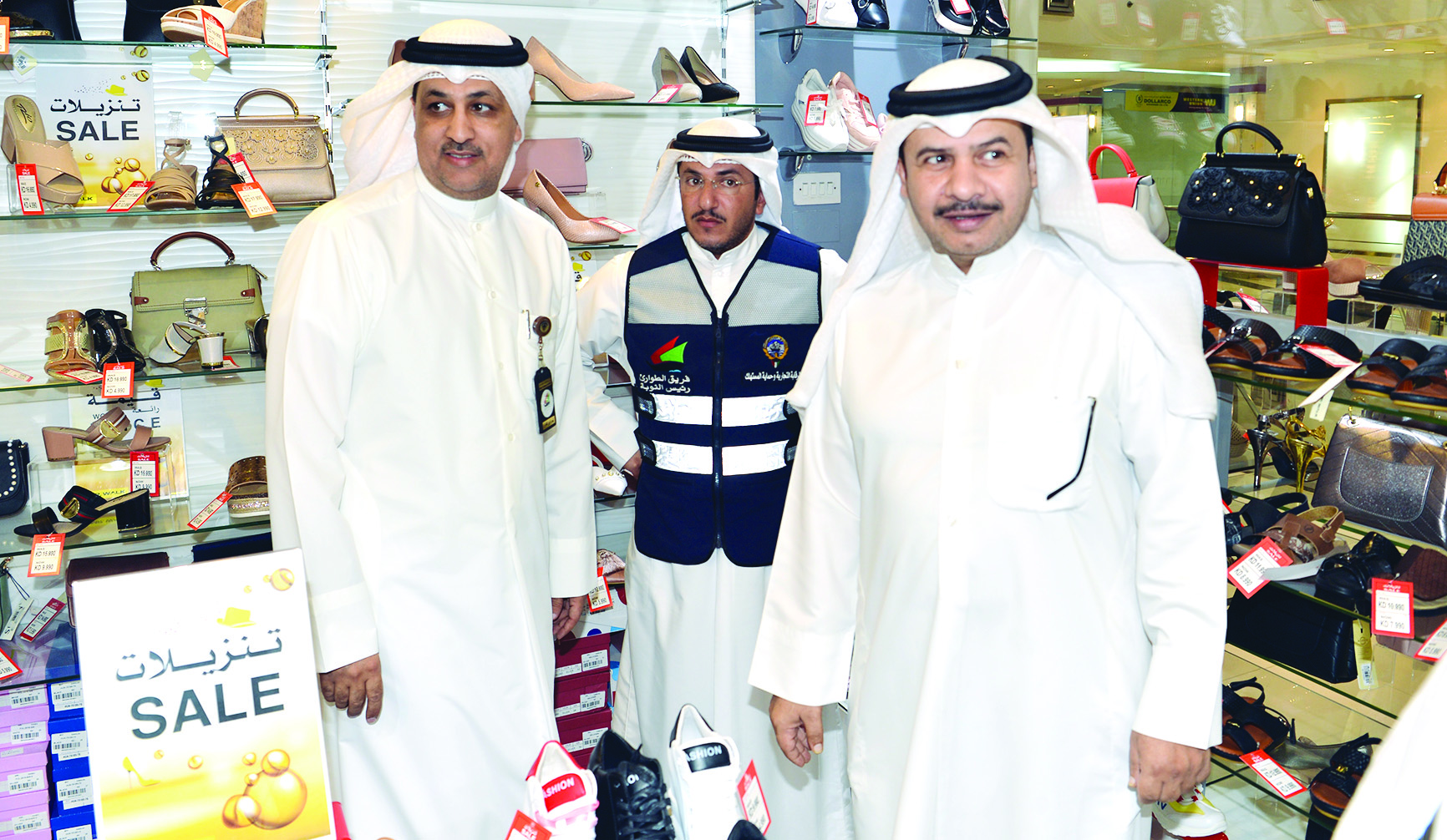 الفريق في محل أعلن عن تنزيلات 