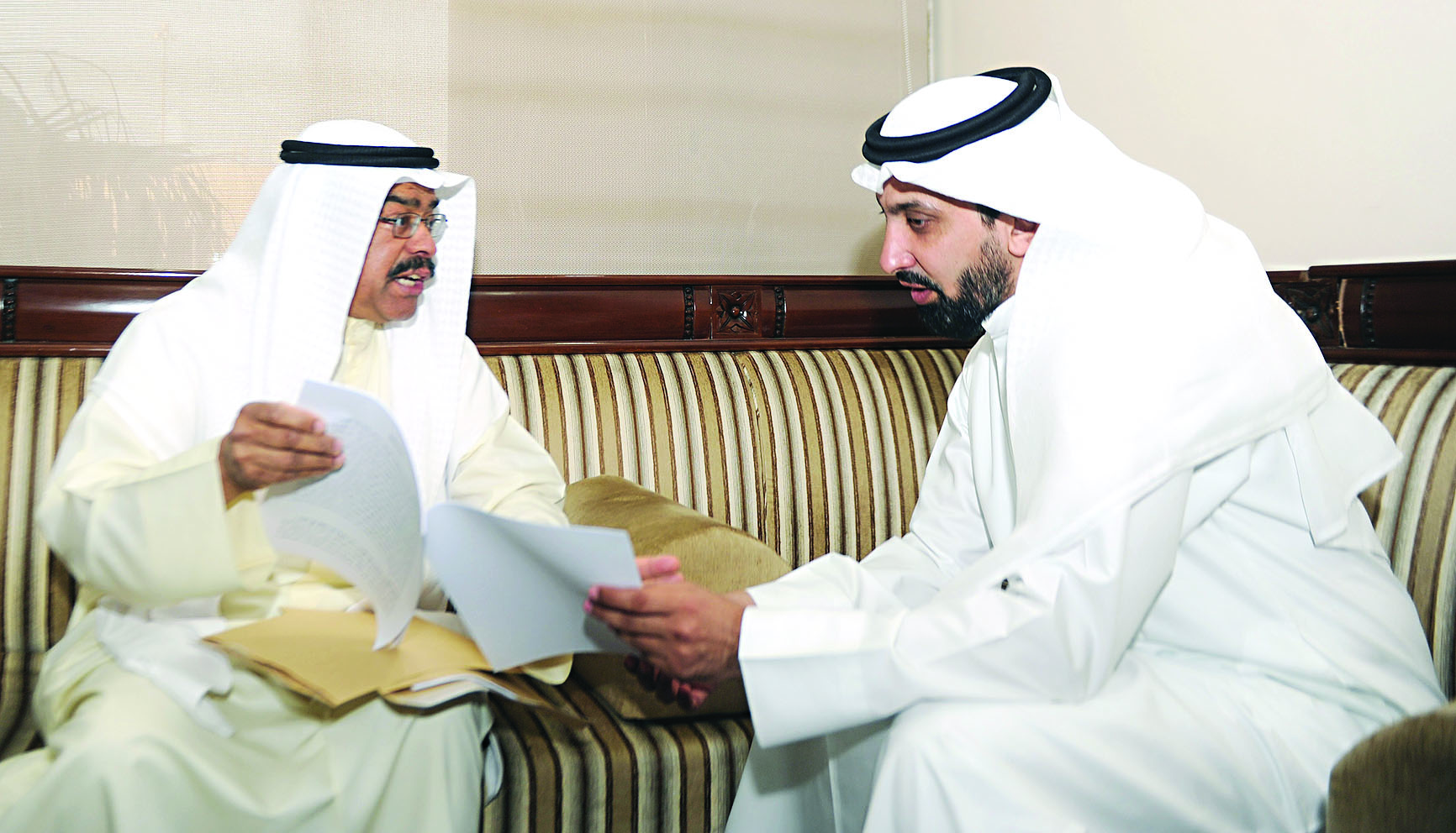 المشعل يشرح للزميل غانم السليماني قوانين الجزاء	 (تصوير بسام زيدان)