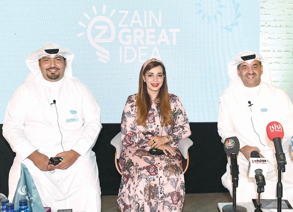 الخشتي والمانع والديحاني خلال المؤتمر	 (تصوير أسعد عبدالله)