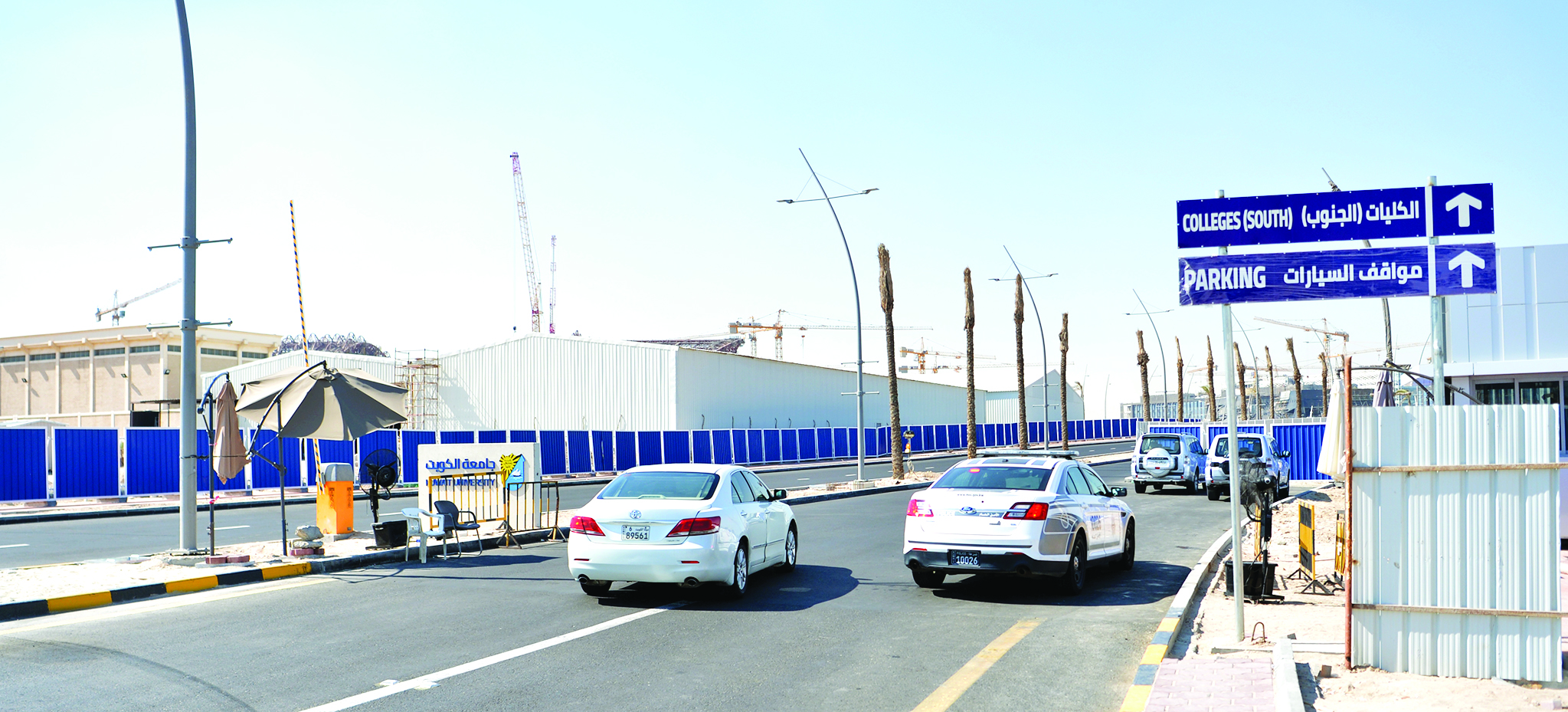 اللوحات الإرشادية والتواجد الأمني خففا من حدة الازدحام 	(تصوير نايف العقلة)