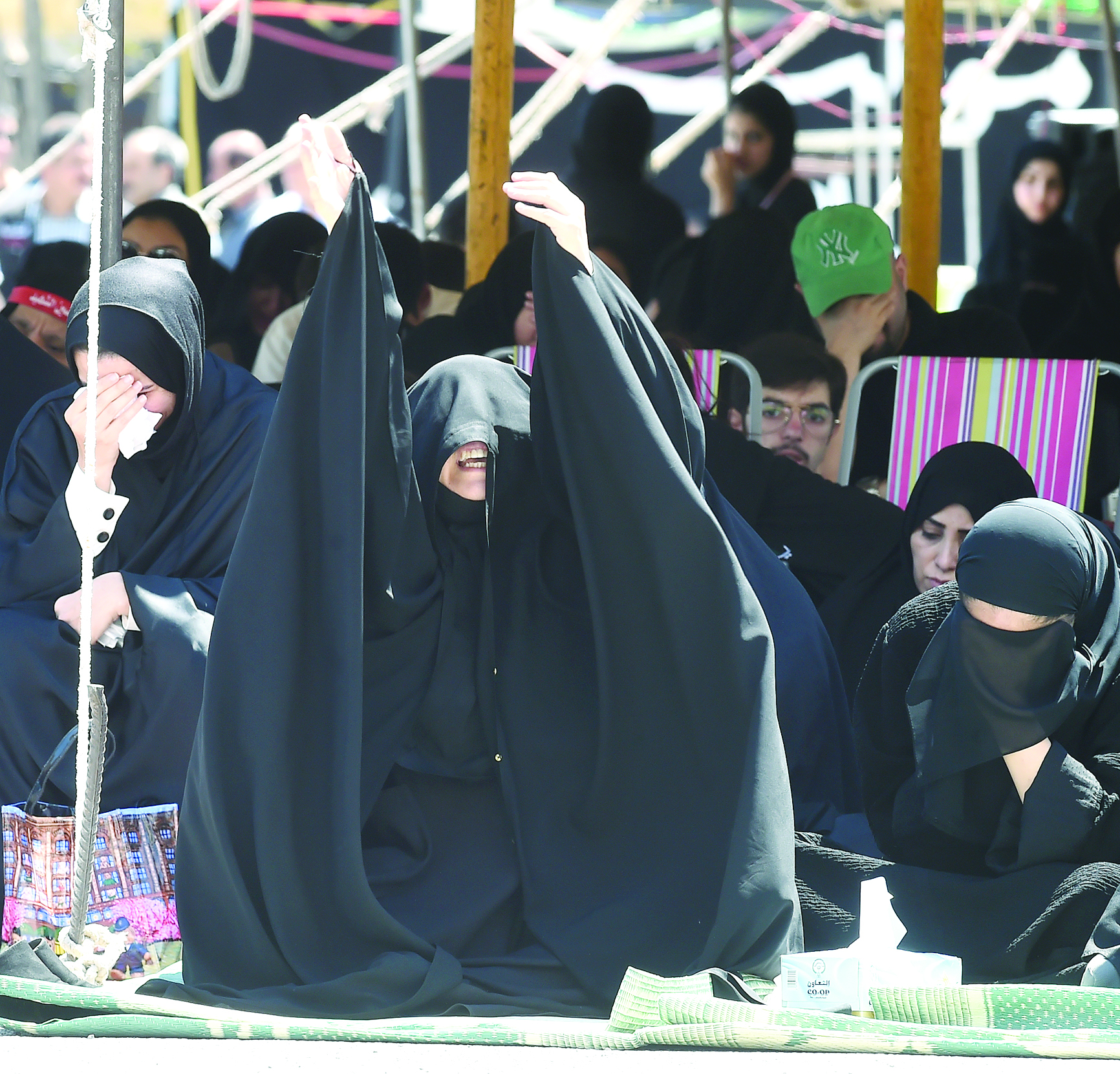 حزن في حسينية معرفي	(تصوير أسعد عبدالله)