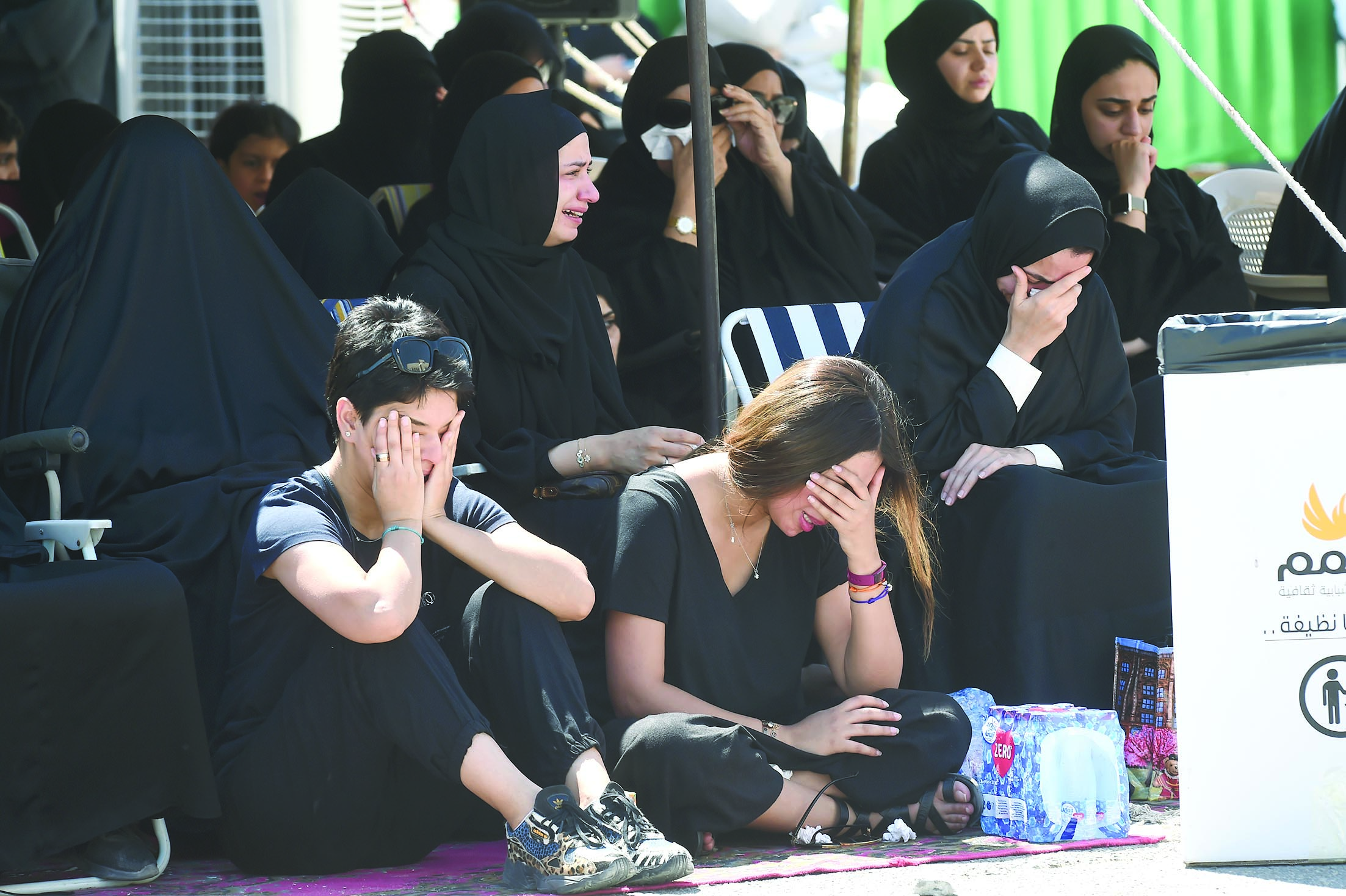 سيدات يتابعن بتأثر سيرة مصرع الإمام الحسين 	(تصوير نايف العقلة)