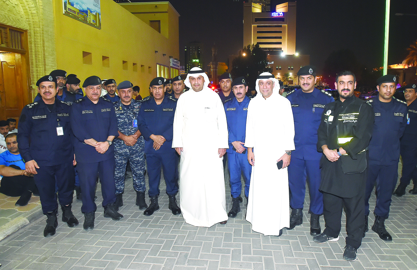 ... وخلال جولته برفقة قادة «الداخلية» و«الإطفاء»             