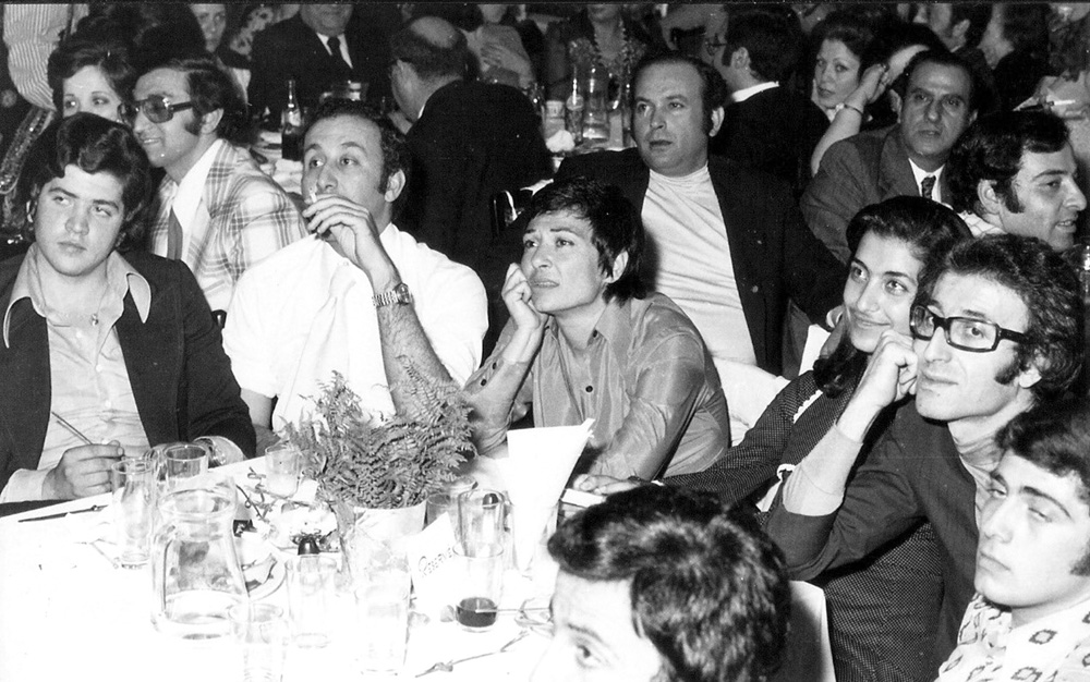 أسمر في إحدى الحفلات وتبدو الإعلامية سونيا بيروتي والفنان وليد توفيق