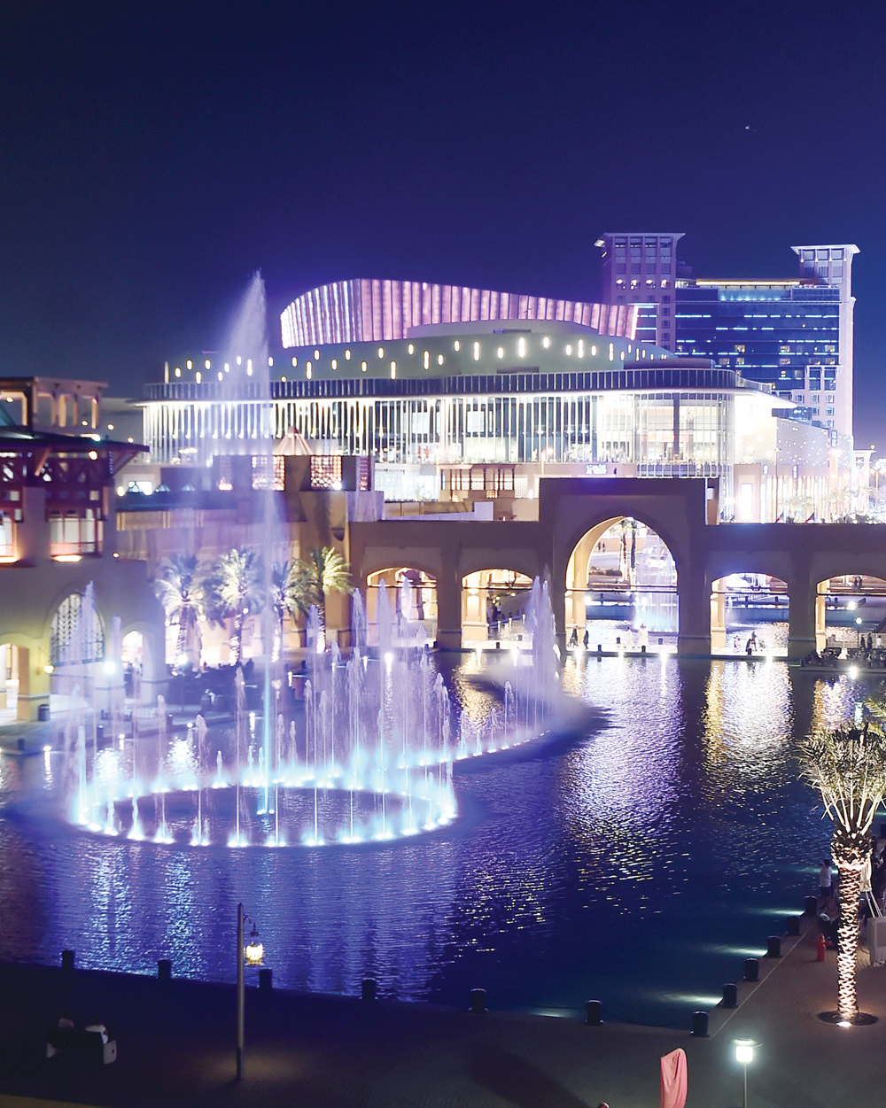 النافورة راقصة على أنغام الموسيقى 		  (تصوير أسعد عبدالله)