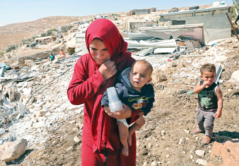 u0641u0644u0633u0637u064au0646u064au0629 u0645u0639 u0637u0641u0644u064au0647u0627 u062au0633u064au0631 u0642u0631u0628 u0645u0646u0627u0632u0644 u062fu0645u0631u062au0647u0627 u0625u0633u0631u0627u0626u064au0644 u0636u0645u0646 u0627u0644u0645u0646u0637u0642u0629 (u062c) u0641u064a u0627u0644u0636u0641u0629 t(u0623 u0641 u0628)