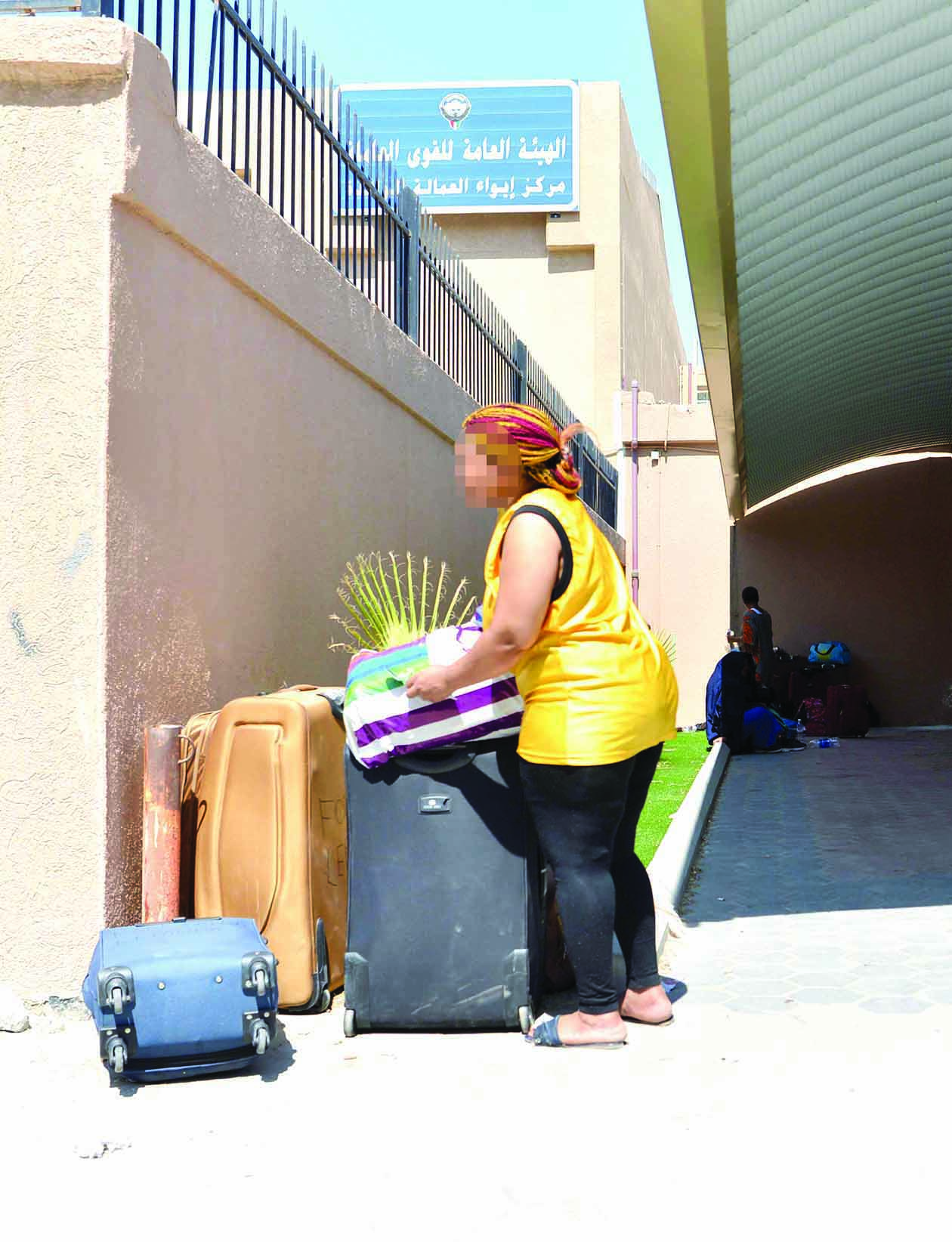 u0639u0627u0645u0644u0627u062a u0623u0645u0627u0645 u0645u0631u0643u0632 u0625u064au0648u0627u0621 u0627u0644u0639u0645u0627u0644u0629 u0641u064a u062cu0644u064au0628 u0627u0644u0634u064au0648u062e u0635u0628u0627u062d u0623u0645u0633   (u062au0635u0648u064au0631 u0646u0627u064au0641 u0627u0644u0639u0642u0644u0629)