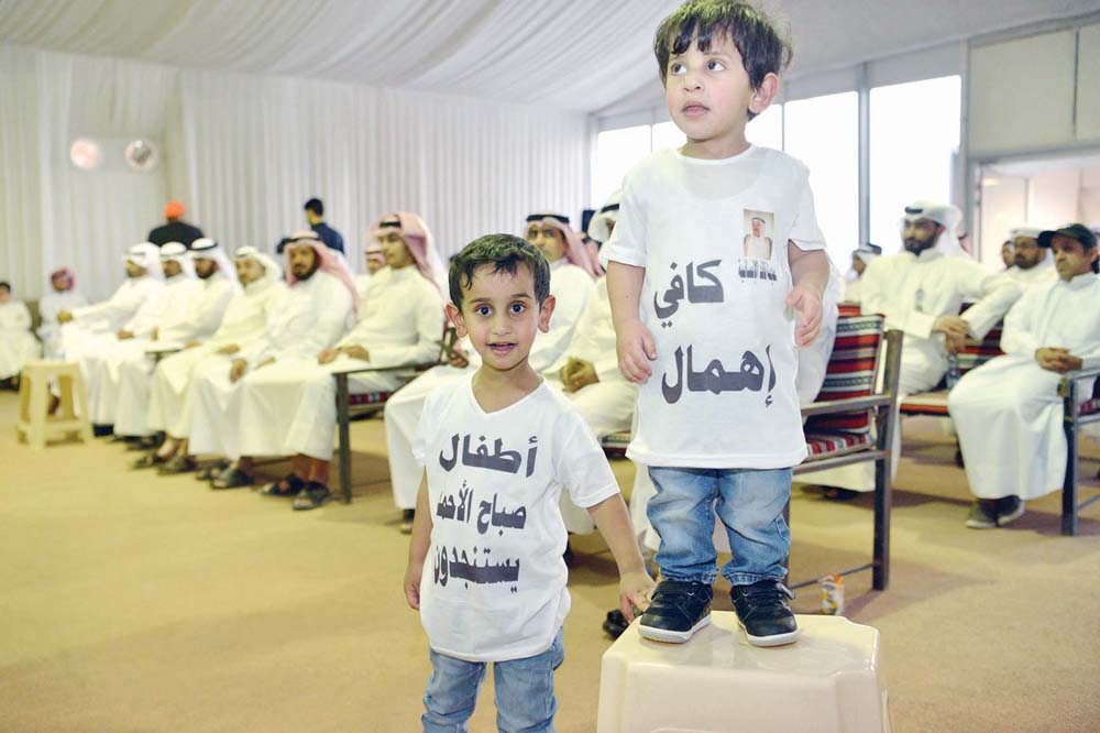 طفلان يشاركان في رفع مطالب الأهالي 