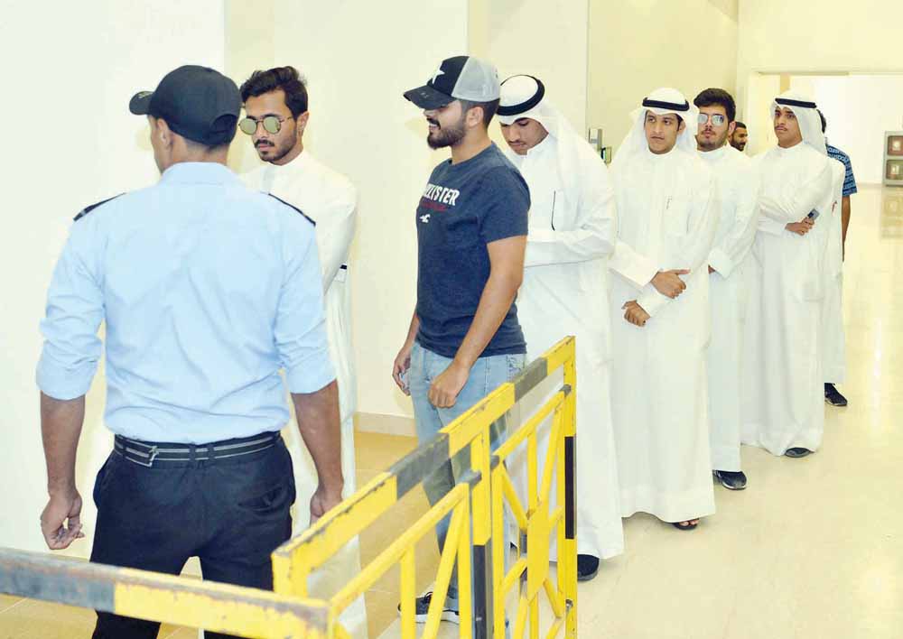  طابور طلابي للتصويت 