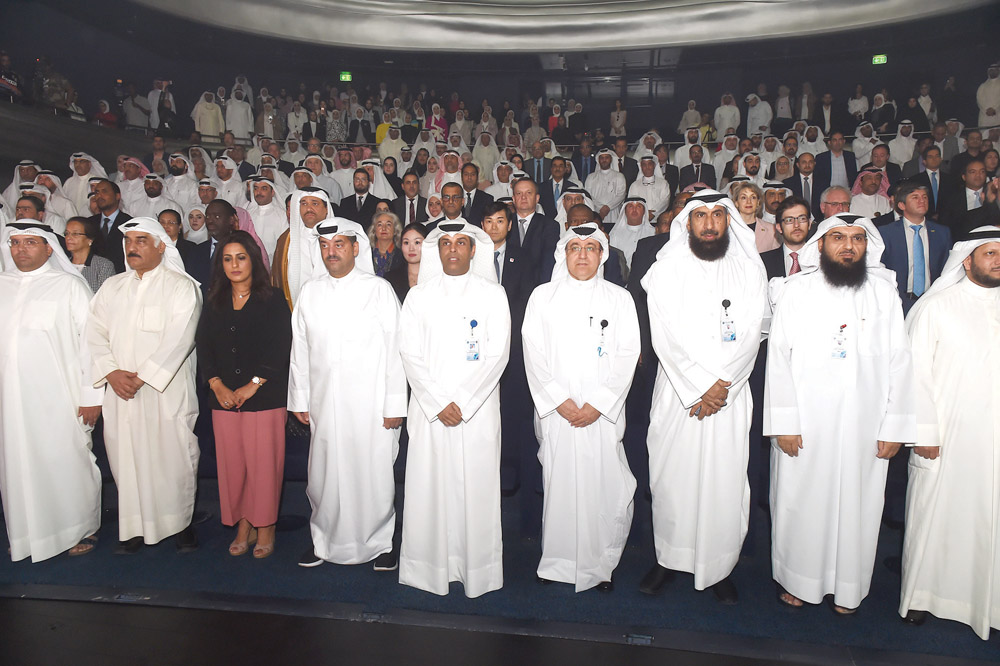 قيادات الوزارة خلال النشيد الوطني                                                                        (تصوير أسعد عبدالله) 