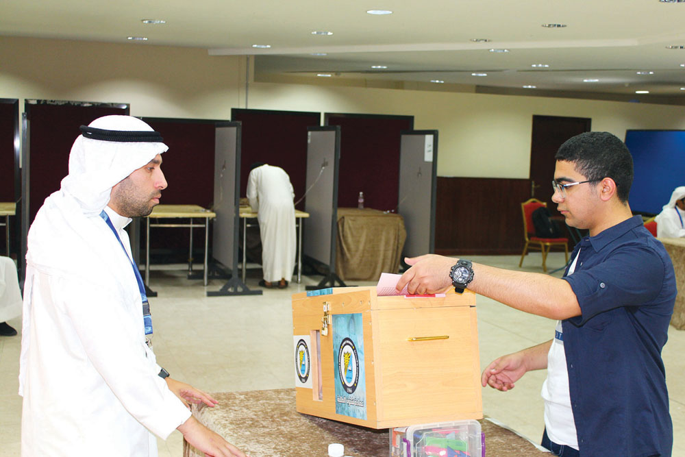 u0637u0627u0644u0628 u064au062fu0644u064a u0628u0635u0648u062au0647 u062eu0644u0627u0644 u0627u0644u0627u0646u062au062eu0627u0628u0627u062a