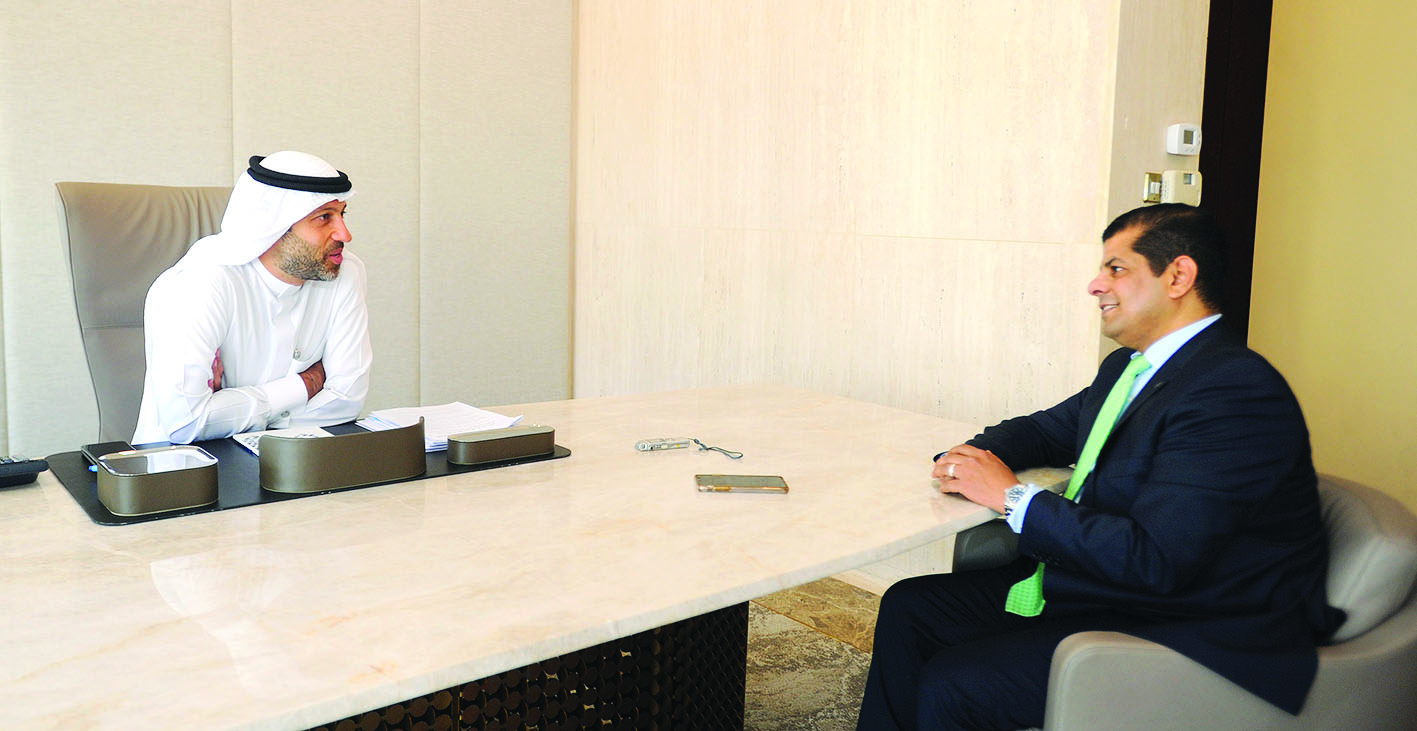 بوخمسين متحدثاً للزميل رضا السناري	 (تصوير بسام زيدان)