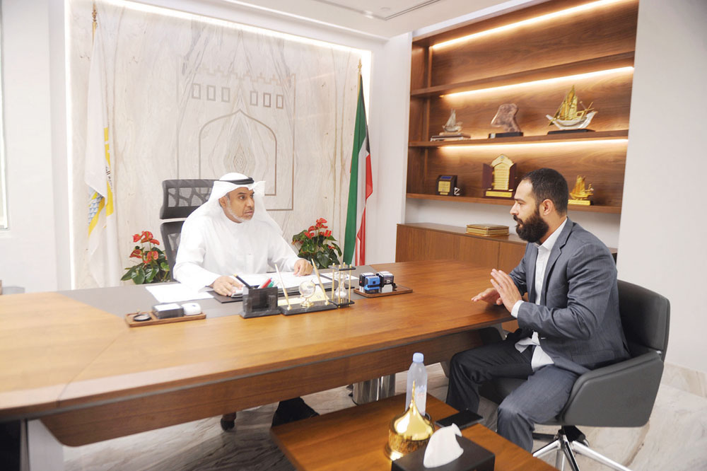 الشعلة متحدثاً للزميل محمد أنور  	        (تصوير بسام زيدان)