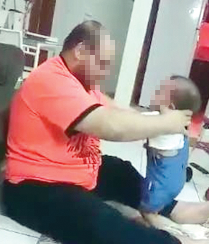 u0644u0642u0637u0629 u0645u0646 u0627u0644u0641u064au062fu064au0648 u0627u0644u0645u0632u0644u0632u0644 u0644u0644u0623u0628 u0627u0644u0630u064a u064au0636u0631u0628 u0627u0628u0646u062au0647