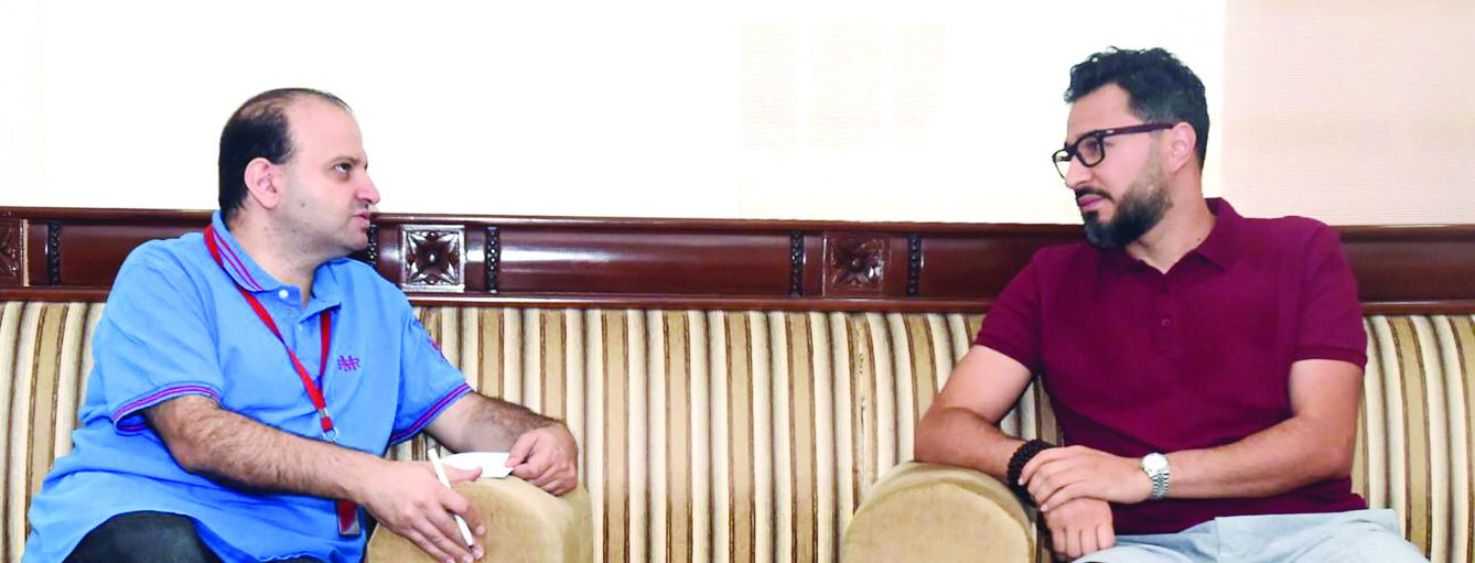 بوعباس متحدثاً إلى الزميل محمد سعيد