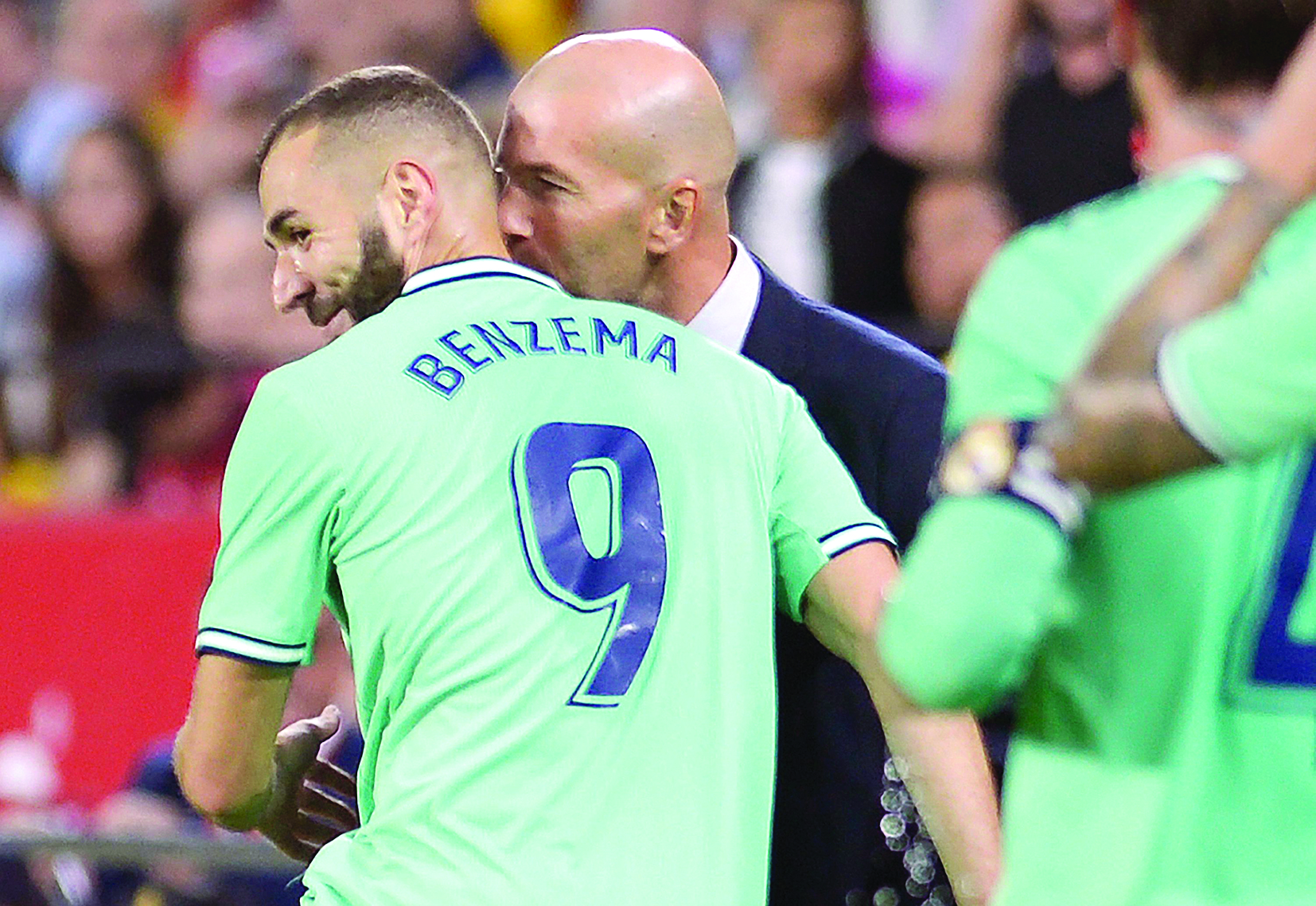  زيدان وبنزيمة يحتفلان بالفوز على إشبيلية 	(أ ف ب) 