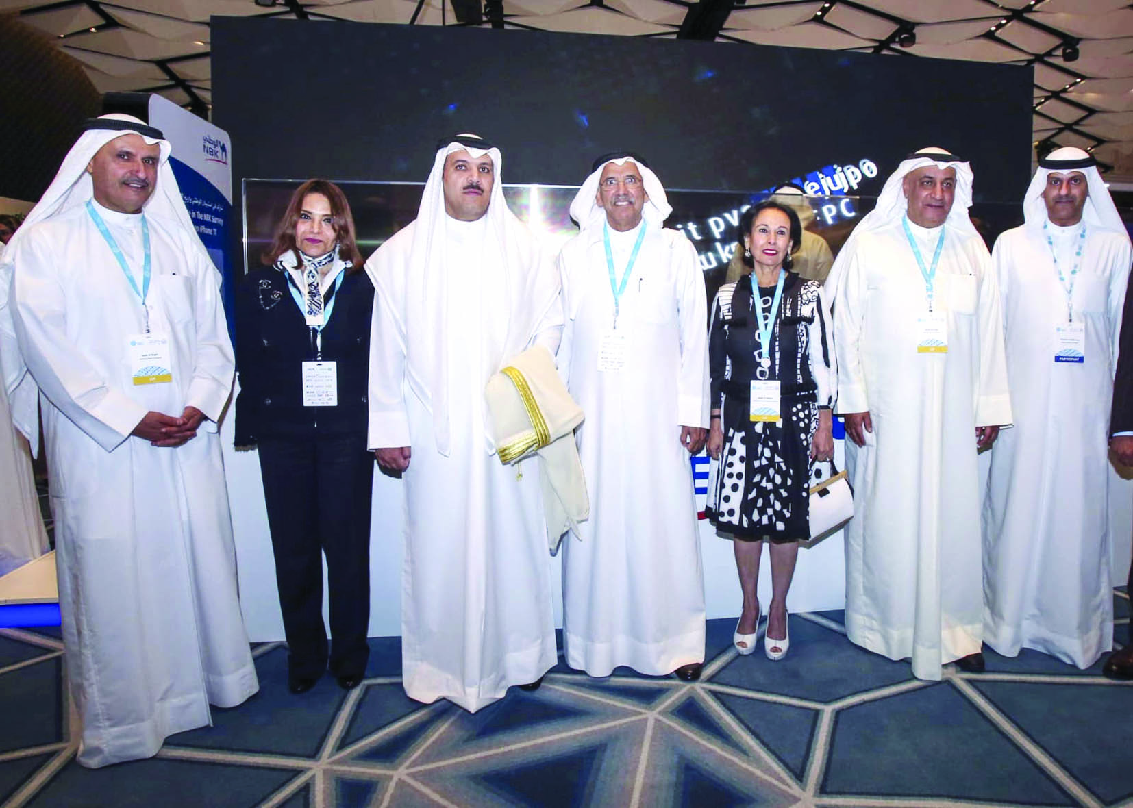 المحافظ متوسطاً ناصر الساير وعصام الصقر والبحر وصلاح الفليج         	  (تصوير أسعد عبدالله)