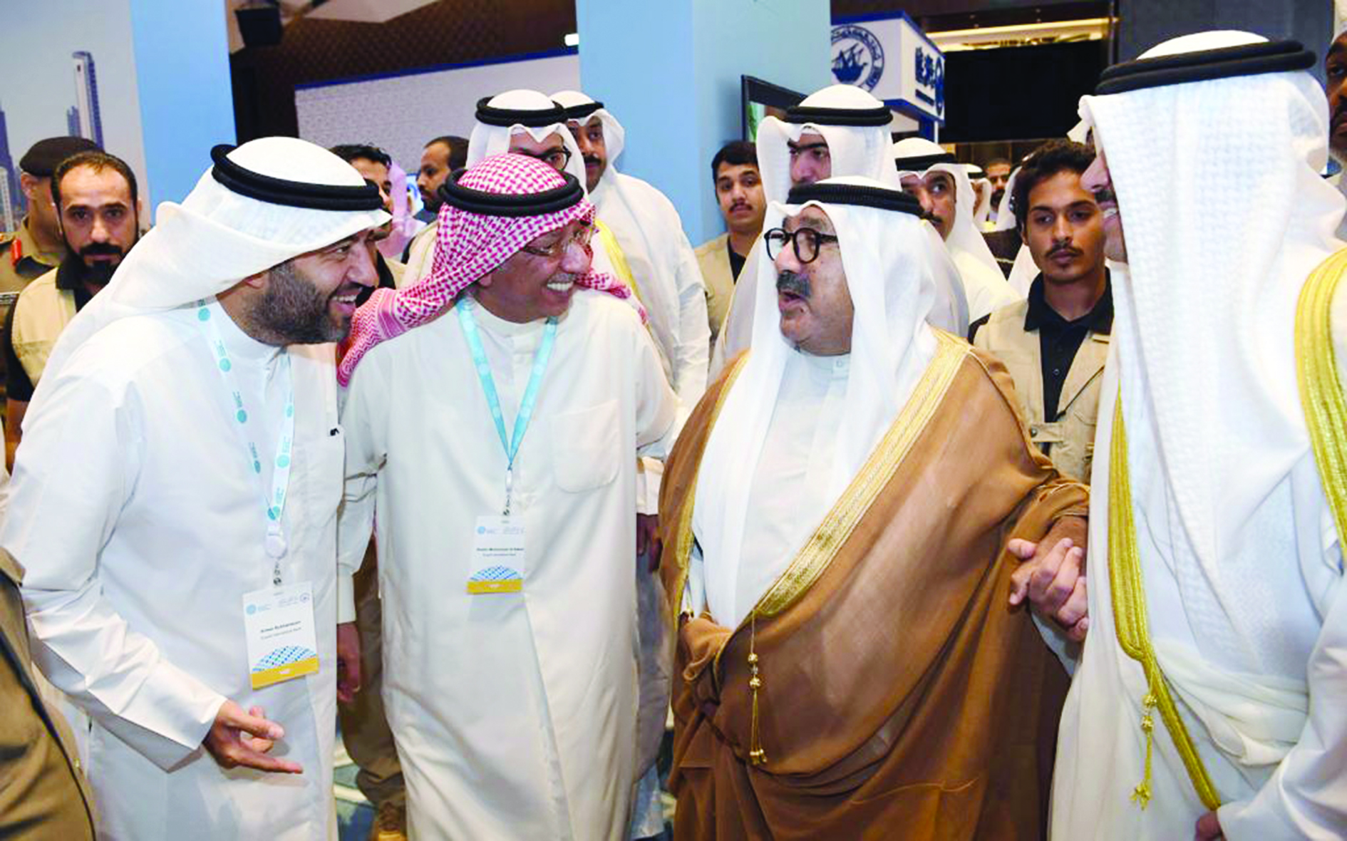 ناصر الصباح والمحافظ والجراح وأنور بوخمسين في حديث باسم             	      (تصوير أسعد عبدالله)                                  