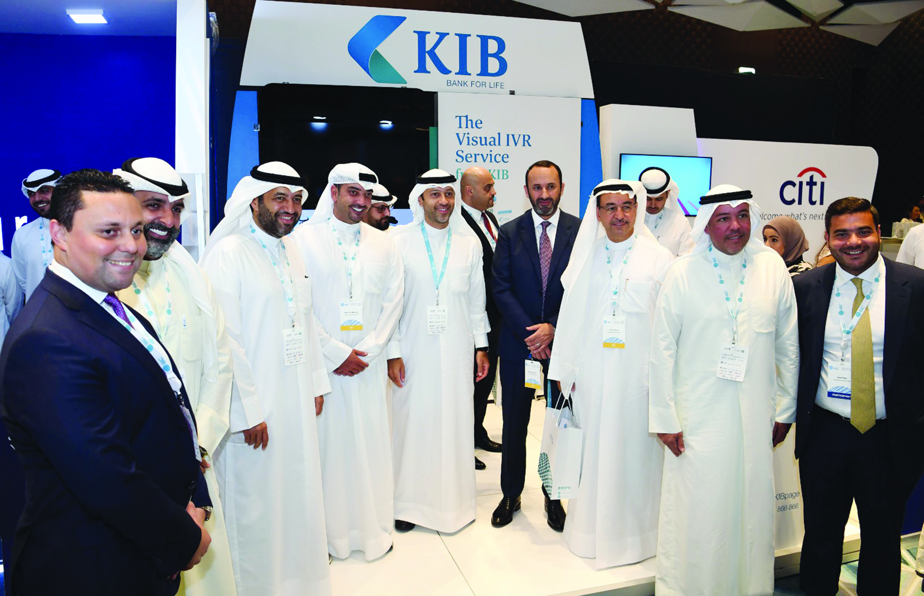 لقطة جماعية في جناح البنك  