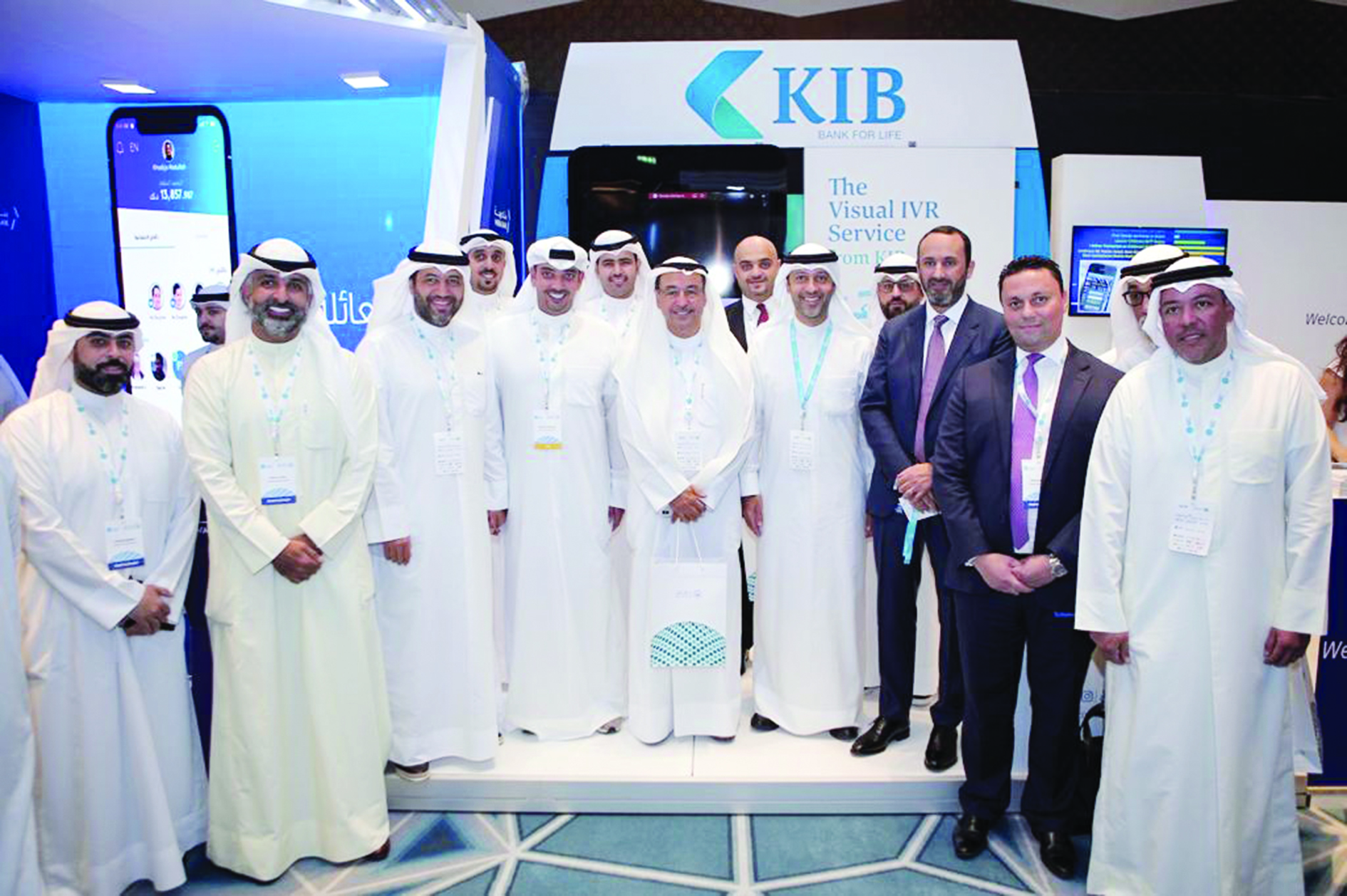 قيادات «KIB» في جانب من المعرض