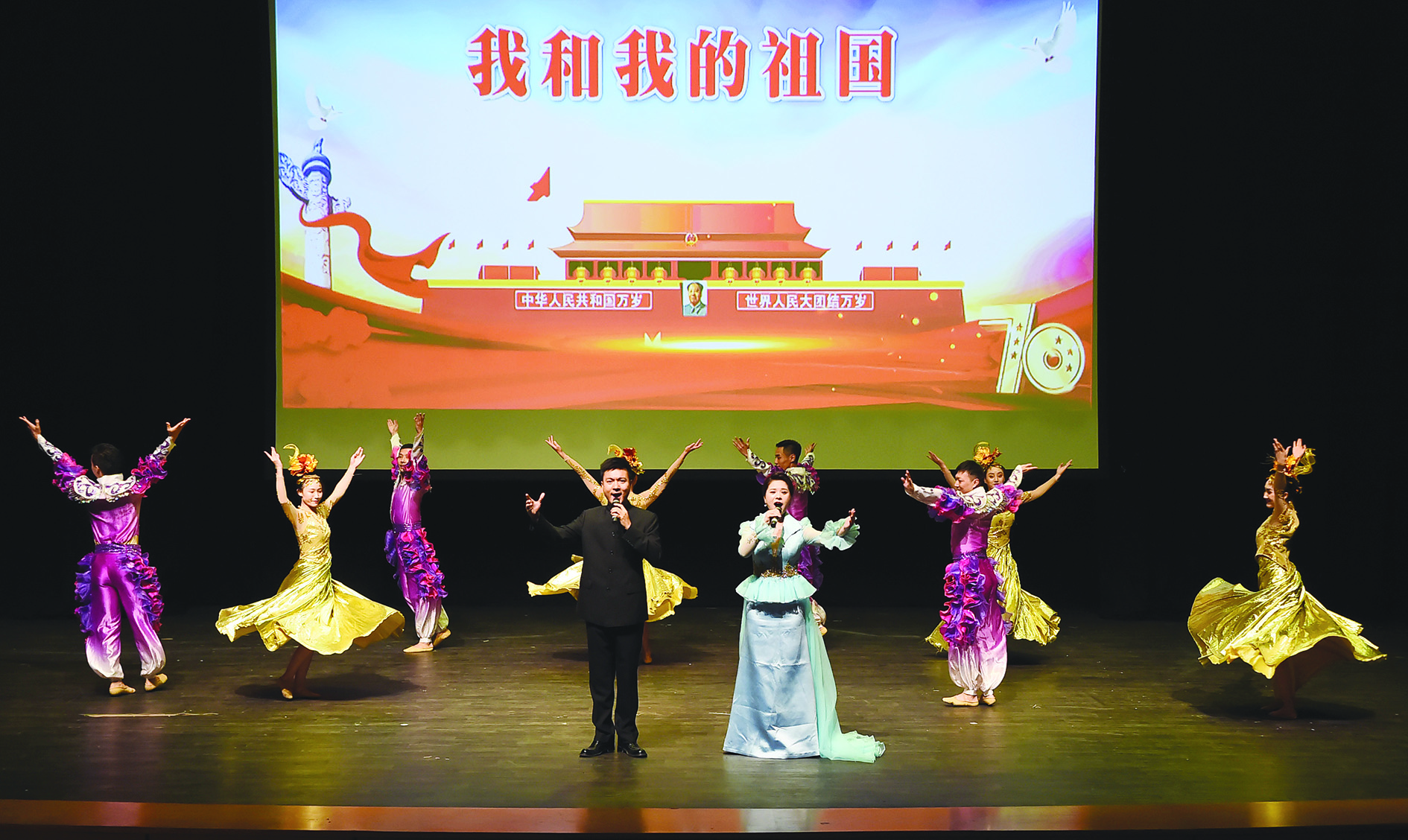 فقرة غنائية استعراضية  	 (تصوير أسعد عبدالله)