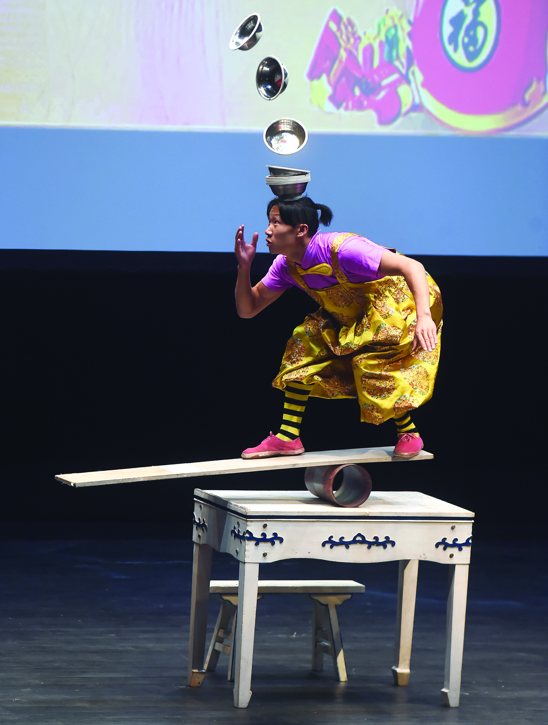 ... وفقرة بهلوانية