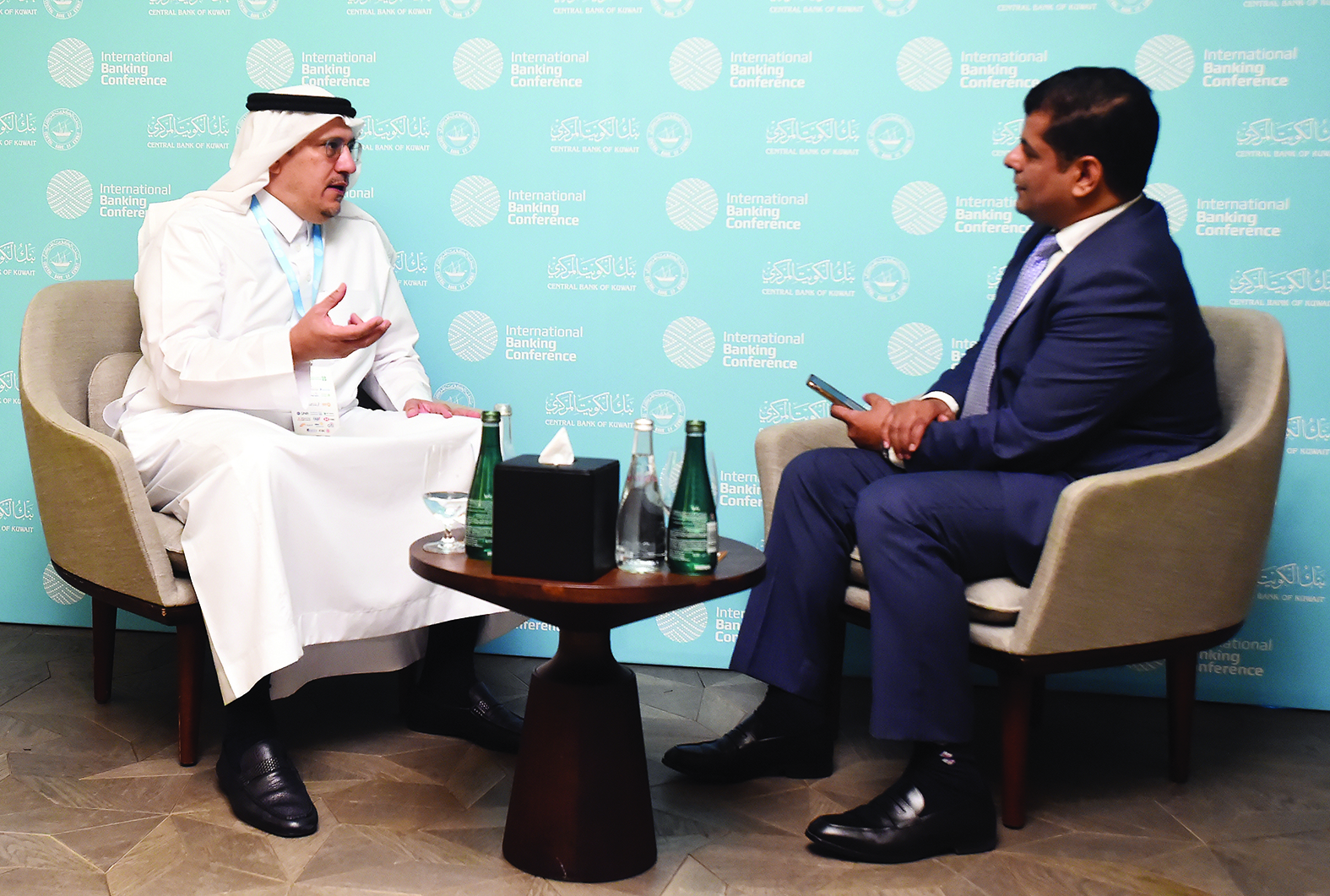 الخليفي متحدثاً للزميل رضا السناري	 (تصوير أسعد عبدالله)